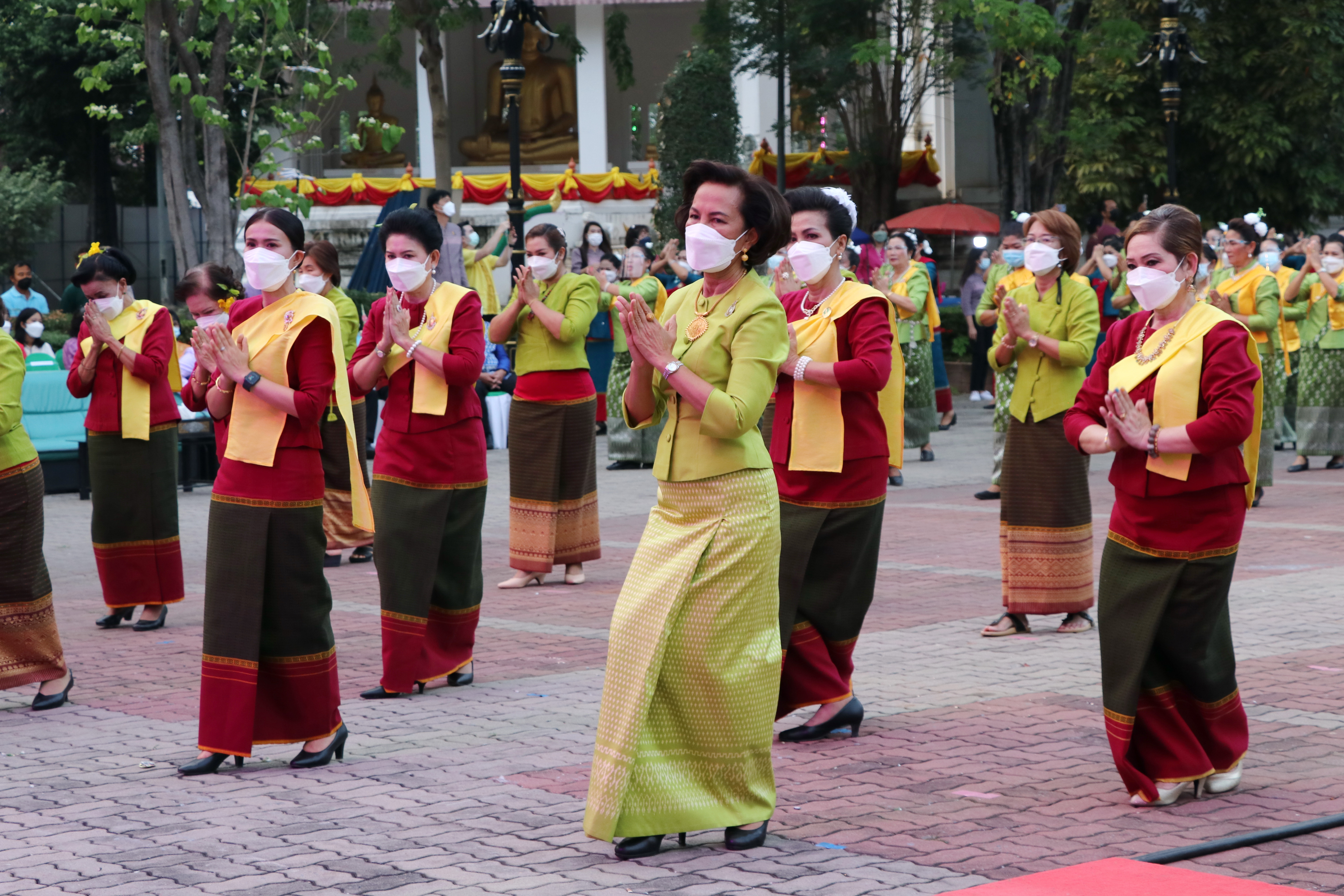 จังหวัดสุโขทัย ทำ 1 ต้องได้มากกว่า 1 จัดยิ่งใหญ่ อลังการ ตระการตา ขบวนพลังสตรี สวมใส่ผ้าไทย รวมใจรำสักการะพระแม่ย่า เปิดงานสักการะพระแม่ย่า ประจำปี 2565 จังหวัดสุโขทัย