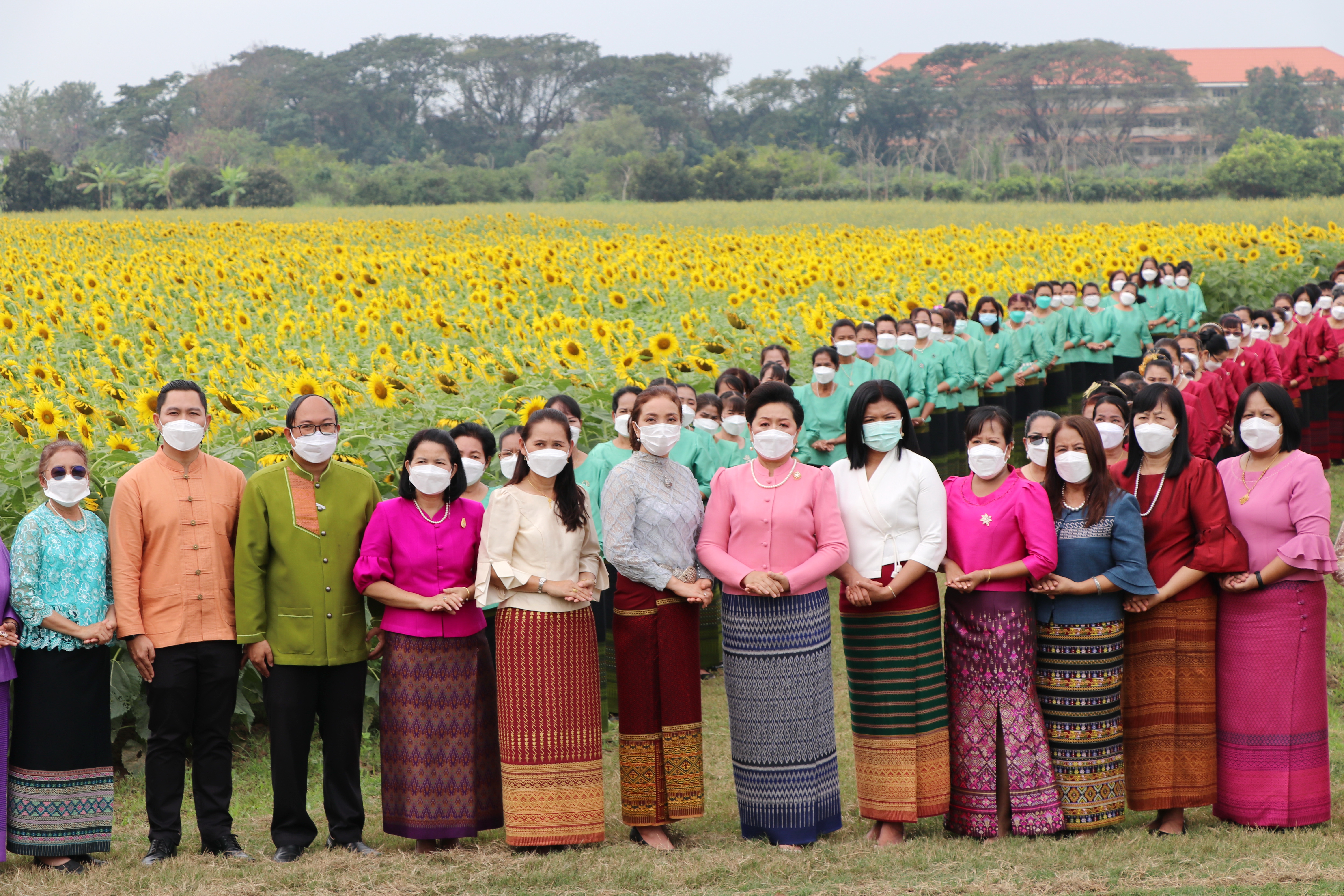 จังหวัดสุโขทัย ทำ 1 ต้องได้มากกว่า 1 งดงาม วิจิตรตระการตาผ้าไทย ขับเคลื่อนโครงการส่งเสริมการสวมใส่ผ้าไทย น้อมนำพระดำริของสมเด็จพระเจ้าลูกเธอเจ้าฟ้าสิริวัณณวรี นารีรัตนราชกัญญา ที่พระราชทานแก่วงการผ้าไทย “ผ้าไทยใส่ให้สนุก”บูรณาการอำเภอศรีสำโรง จังหวัดสุโขทัย สวมใส่ผ้าไทยประชาสัมพันธ์แหล่งท่องเที่ยวจังหวัด ต้อนรับการเปิดเมือง สนองนโยบายรัฐบาล