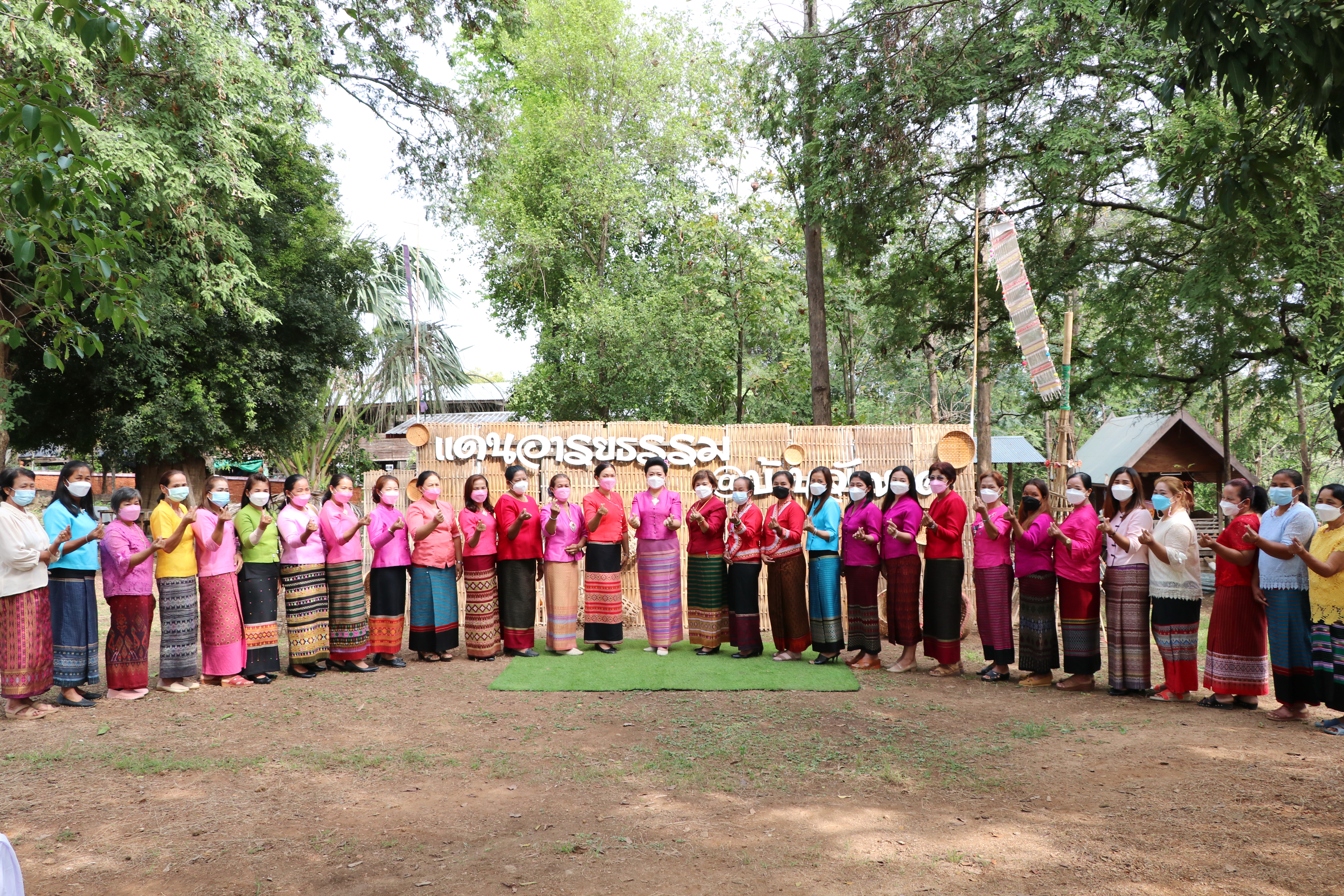 จังหวัดสุโขทัย ทำ 1 ต้องได้มากกว่า 1 งดงาม วิจิตรตระการตาผ้าไทย ขับเคลื่อนโครงการส่งเสริมการสวมใส่ผ้าไทย น้อมนำพระดำริของสมเด็จพระเจ้าลูกเธอเจ้าฟ้าสิริวัณณวรี นารีรัตนราชกัญญา ที่พระราชทานแก่วงการผ้าไทย “ผ้าไทยใส่ให้สนุก”บูรณาการอำเภอบ้านด่านลานหอย จังหวัดสุโขทัย สวมใส่ผ้าไทยประชาสัมพันธ์แหล่งท่องเที่ยวจังหวัด ต้อนรับการเปิดเมือง สนองนโยบายรัฐบาล