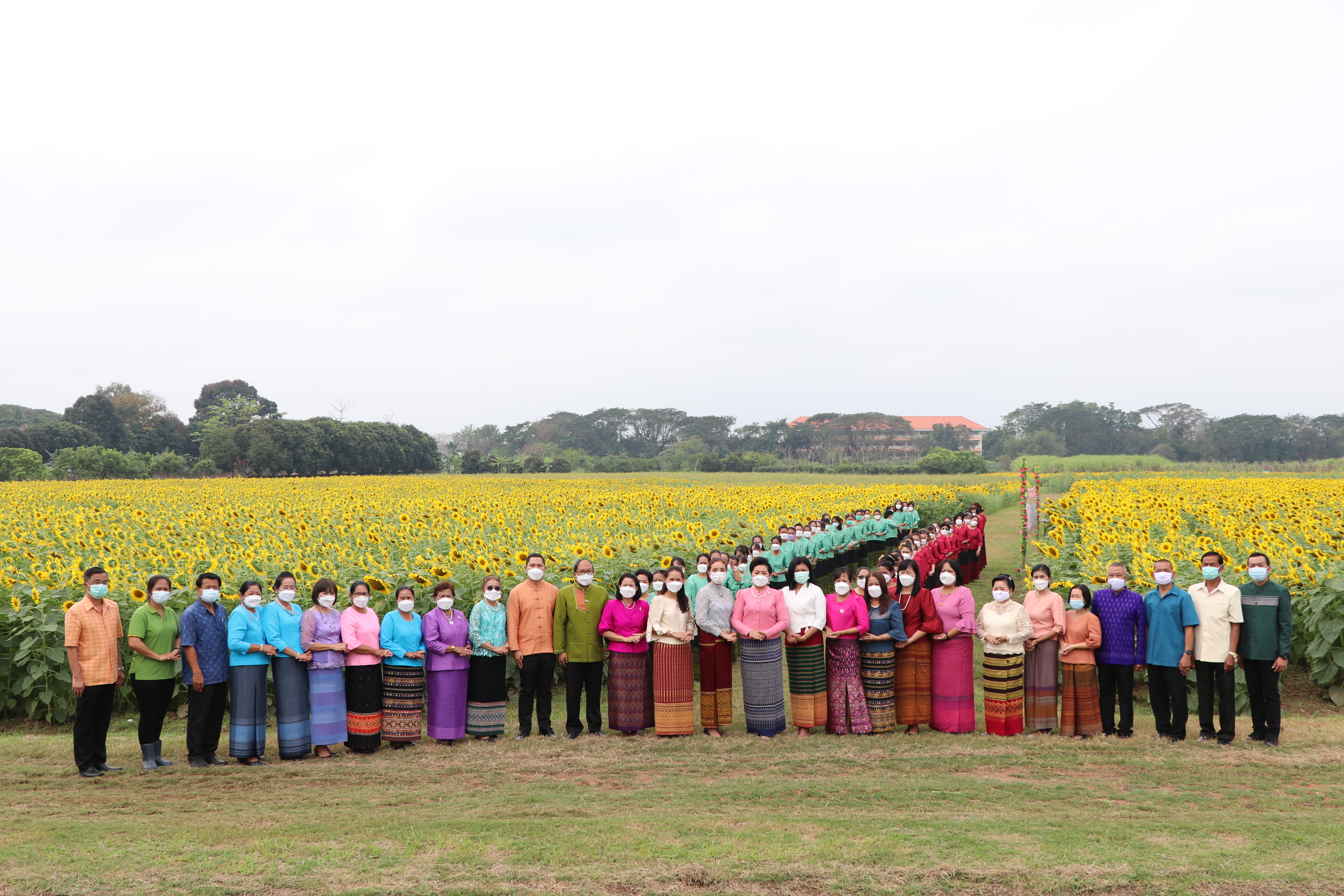 จังหวัดสุโขทัย ทำ 1 ต้องได้มากกว่า 1 งดงาม วิจิตรตระการตาผ้าไทย ขับเคลื่อนโครงการส่งเสริมการสวมใส่ผ้าไทย น้อมนำพระดำริของสมเด็จพระเจ้าลูกเธอเจ้าฟ้าสิริวัณณวรี นารีรัตนราชกัญญา ที่พระราชทานแก่วงการผ้าไทย “ผ้าไทยใส่ให้สนุก”บูรณาการอำเภอศรีสำโรง จังหวัดสุโขทัย สวมใส่ผ้าไทยประชาสัมพันธ์แหล่งท่องเที่ยวจังหวัด ต้อนรับการเปิดเมือง สนองนโยบายรัฐบาล