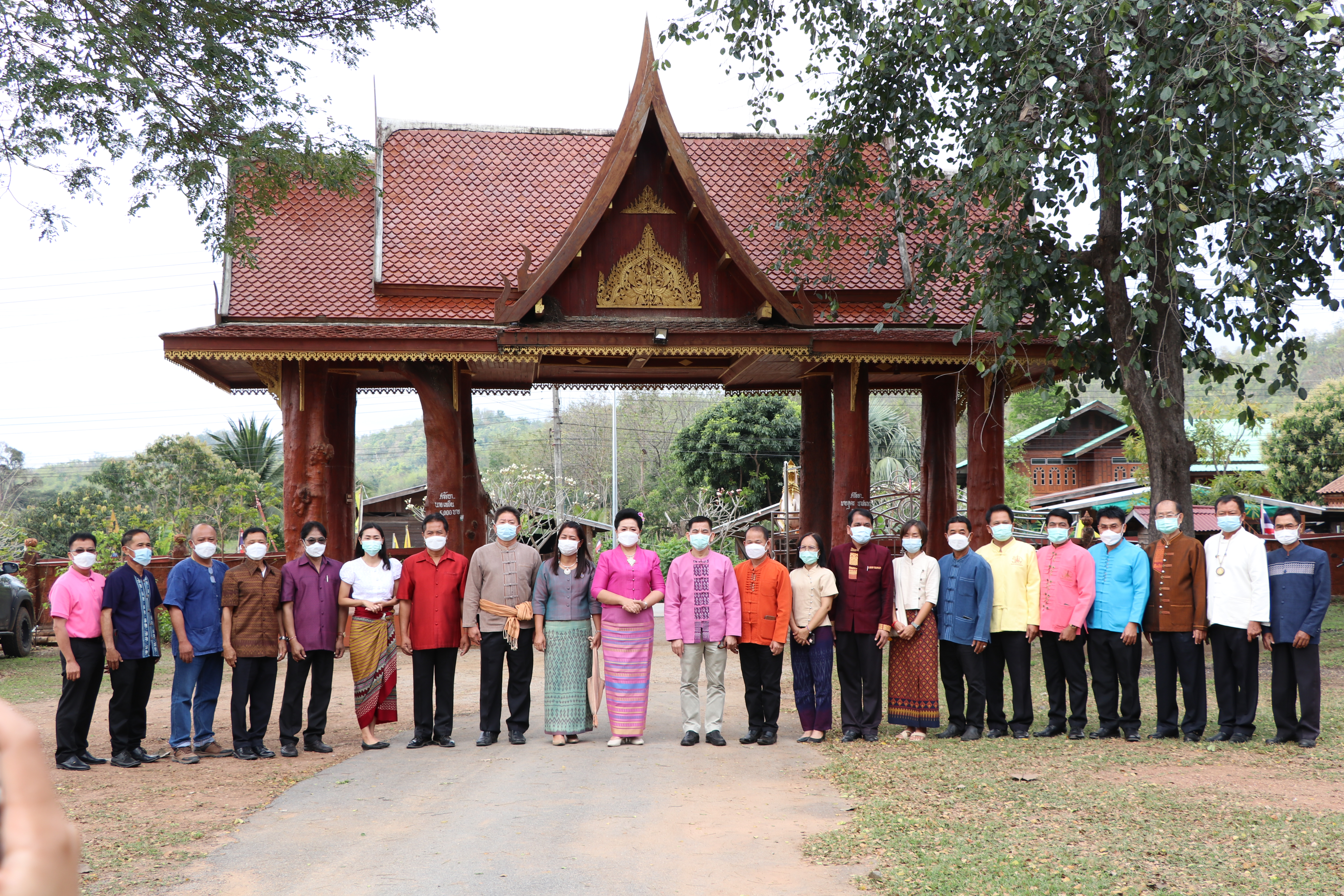 จังหวัดสุโขทัย ทำ 1 ต้องได้มากกว่า 1 งดงาม วิจิตรตระการตาผ้าไทย ขับเคลื่อนโครงการส่งเสริมการสวมใส่ผ้าไทย น้อมนำพระดำริของสมเด็จพระเจ้าลูกเธอเจ้าฟ้าสิริวัณณวรี นารีรัตนราชกัญญา ที่พระราชทานแก่วงการผ้าไทย “ผ้าไทยใส่ให้สนุก”บูรณาการอำเภอบ้านด่านลานหอย จังหวัดสุโขทัย สวมใส่ผ้าไทยประชาสัมพันธ์แหล่งท่องเที่ยวจังหวัด ต้อนรับการเปิดเมือง สนองนโยบายรัฐบาล