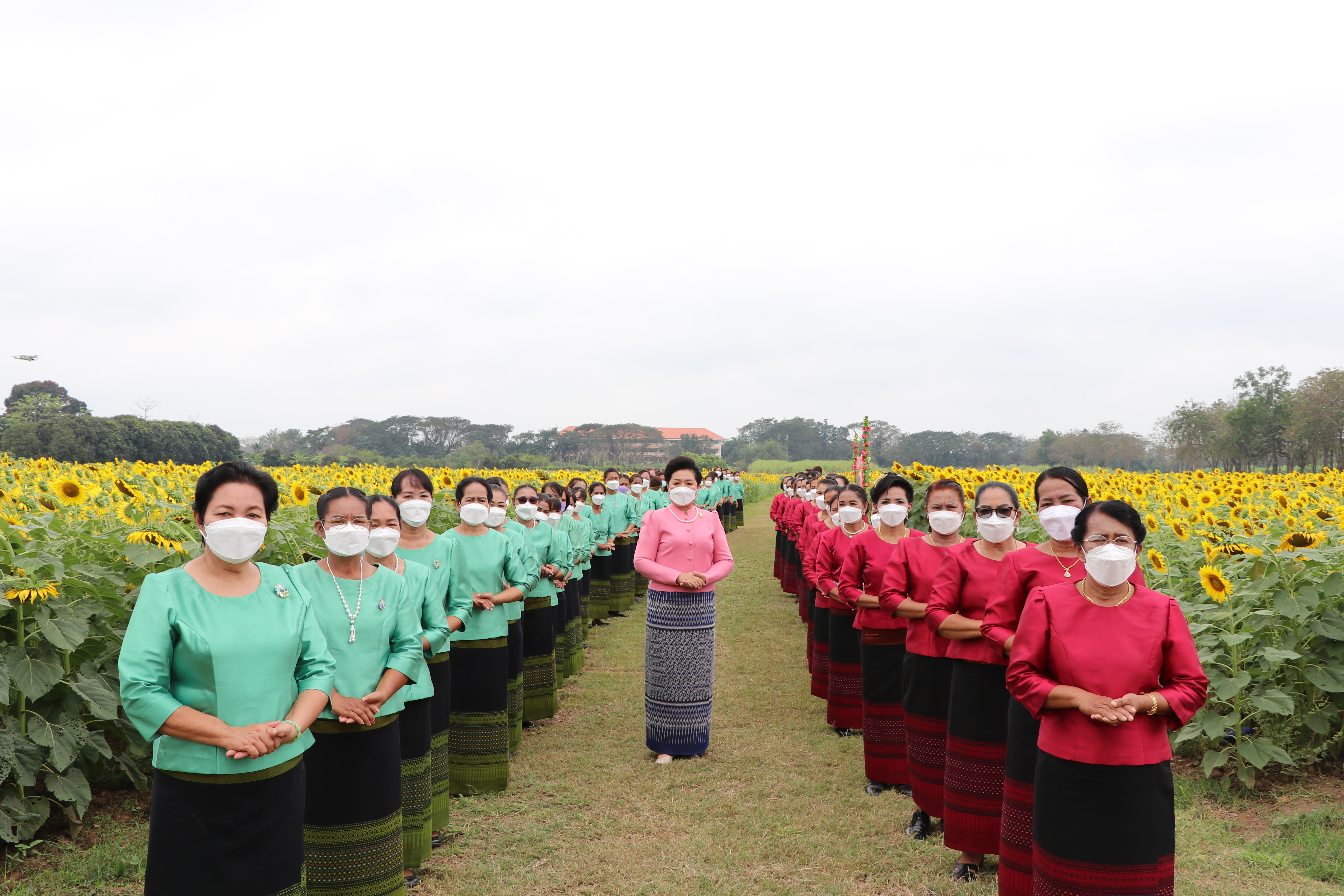 จังหวัดสุโขทัย ทำ 1 ต้องได้มากกว่า 1 งดงาม วิจิตรตระการตาผ้าไทย ขับเคลื่อนโครงการส่งเสริมการสวมใส่ผ้าไทย น้อมนำพระดำริของสมเด็จพระเจ้าลูกเธอเจ้าฟ้าสิริวัณณวรี นารีรัตนราชกัญญา ที่พระราชทานแก่วงการผ้าไทย “ผ้าไทยใส่ให้สนุก”บูรณาการอำเภอศรีสำโรง จังหวัดสุโขทัย สวมใส่ผ้าไทยประชาสัมพันธ์แหล่งท่องเที่ยวจังหวัด ต้อนรับการเปิดเมือง สนองนโยบายรัฐบาล