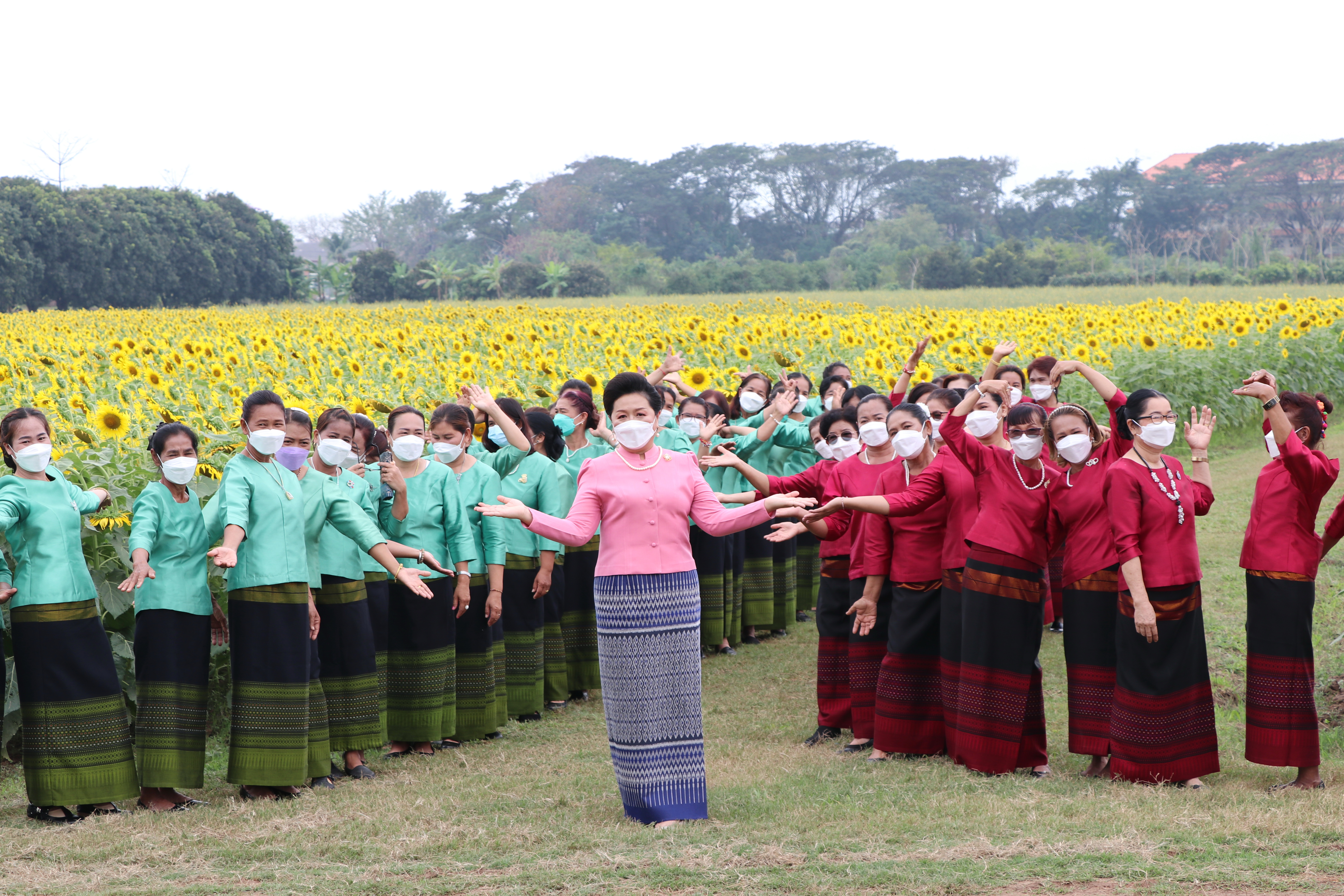 จังหวัดสุโขทัย ทำ 1 ต้องได้มากกว่า 1 งดงาม วิจิตรตระการตาผ้าไทย ขับเคลื่อนโครงการส่งเสริมการสวมใส่ผ้าไทย น้อมนำพระดำริของสมเด็จพระเจ้าลูกเธอเจ้าฟ้าสิริวัณณวรี นารีรัตนราชกัญญา ที่พระราชทานแก่วงการผ้าไทย “ผ้าไทยใส่ให้สนุก”บูรณาการอำเภอศรีสำโรง จังหวัดสุโขทัย สวมใส่ผ้าไทยประชาสัมพันธ์แหล่งท่องเที่ยวจังหวัด ต้อนรับการเปิดเมือง สนองนโยบายรัฐบาล