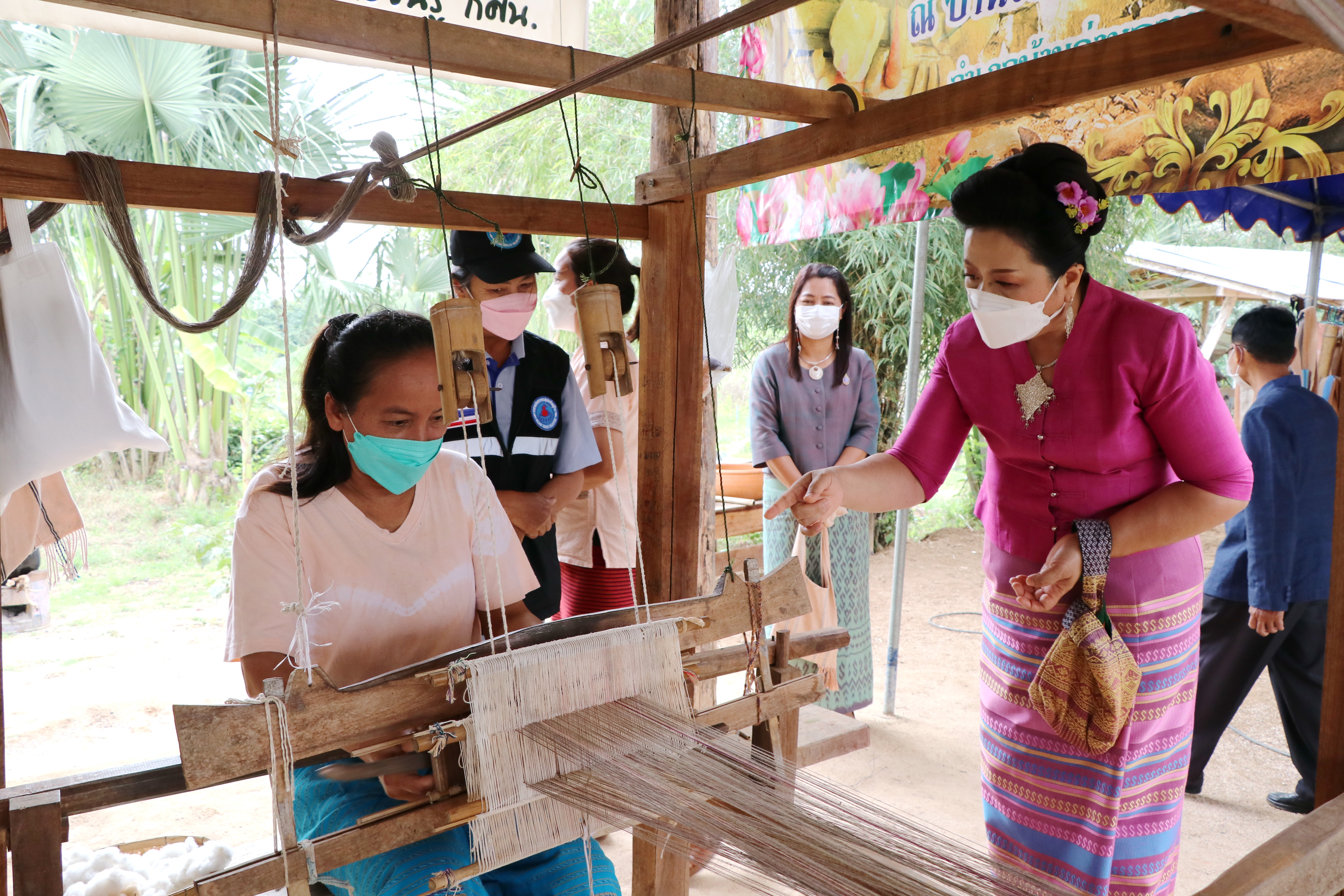 จังหวัดสุโขทัย ทำ 1 ต้องได้มากกว่า 1 งดงาม วิจิตรตระการตาผ้าไทย ขับเคลื่อนโครงการส่งเสริมการสวมใส่ผ้าไทย น้อมนำพระดำริของสมเด็จพระเจ้าลูกเธอเจ้าฟ้าสิริวัณณวรี นารีรัตนราชกัญญา ที่พระราชทานแก่วงการผ้าไทย “ผ้าไทยใส่ให้สนุก”บูรณาการอำเภอบ้านด่านลานหอย จังหวัดสุโขทัย สวมใส่ผ้าไทยประชาสัมพันธ์แหล่งท่องเที่ยวจังหวัด ต้อนรับการเปิดเมือง สนองนโยบายรัฐบาล