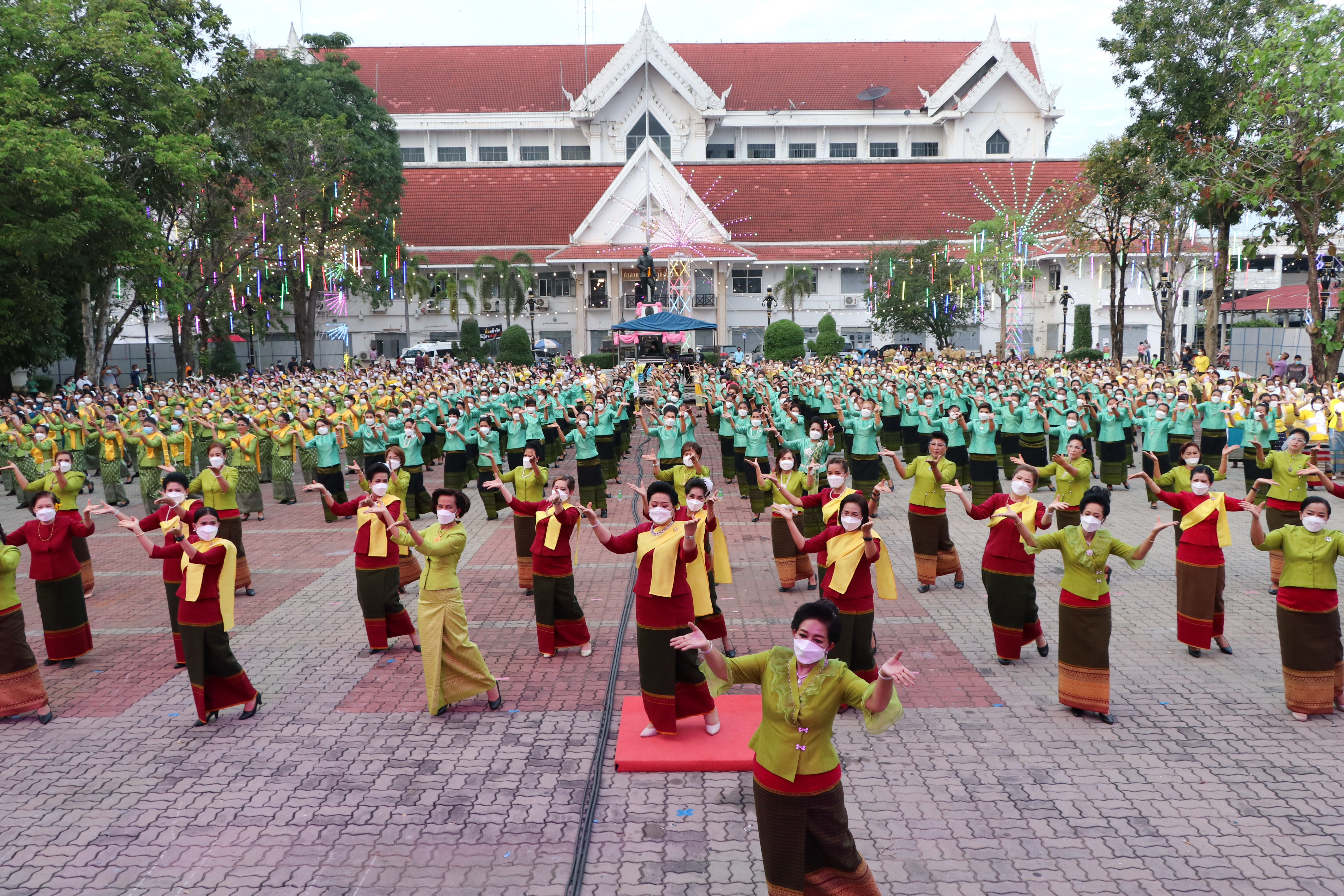 จังหวัดสุโขทัย ทำ 1 ต้องได้มากกว่า 1 จัดยิ่งใหญ่ อลังการ ตระการตา ขบวนพลังสตรี สวมใส่ผ้าไทย รวมใจรำสักการะพระแม่ย่า เปิดงานสักการะพระแม่ย่า ประจำปี 2565 จังหวัดสุโขทัย