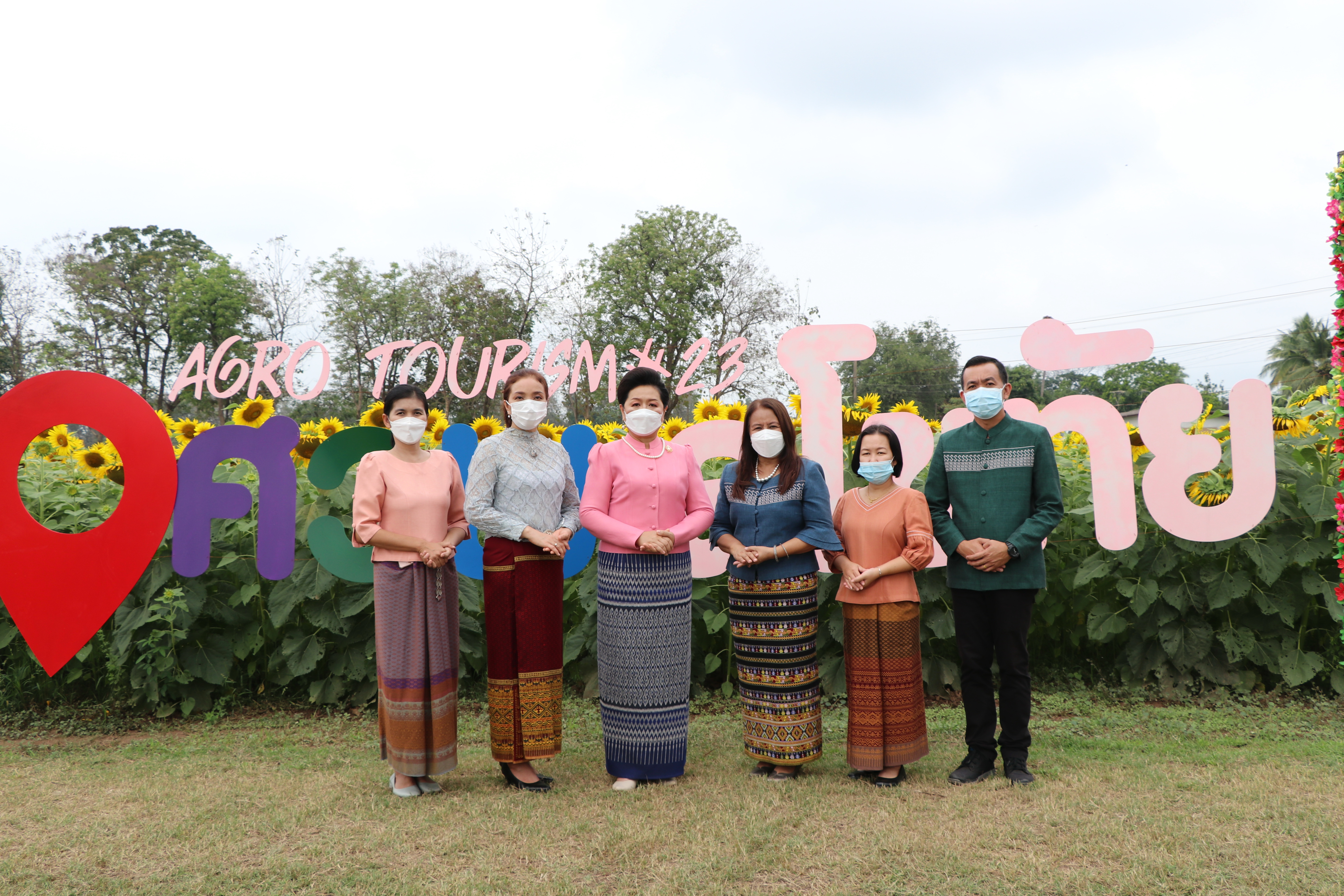 จังหวัดสุโขทัย ทำ 1 ต้องได้มากกว่า 1 งดงาม วิจิตรตระการตาผ้าไทย ขับเคลื่อนโครงการส่งเสริมการสวมใส่ผ้าไทย น้อมนำพระดำริของสมเด็จพระเจ้าลูกเธอเจ้าฟ้าสิริวัณณวรี นารีรัตนราชกัญญา ที่พระราชทานแก่วงการผ้าไทย “ผ้าไทยใส่ให้สนุก”บูรณาการอำเภอศรีสำโรง จังหวัดสุโขทัย สวมใส่ผ้าไทยประชาสัมพันธ์แหล่งท่องเที่ยวจังหวัด ต้อนรับการเปิดเมือง สนองนโยบายรัฐบาล