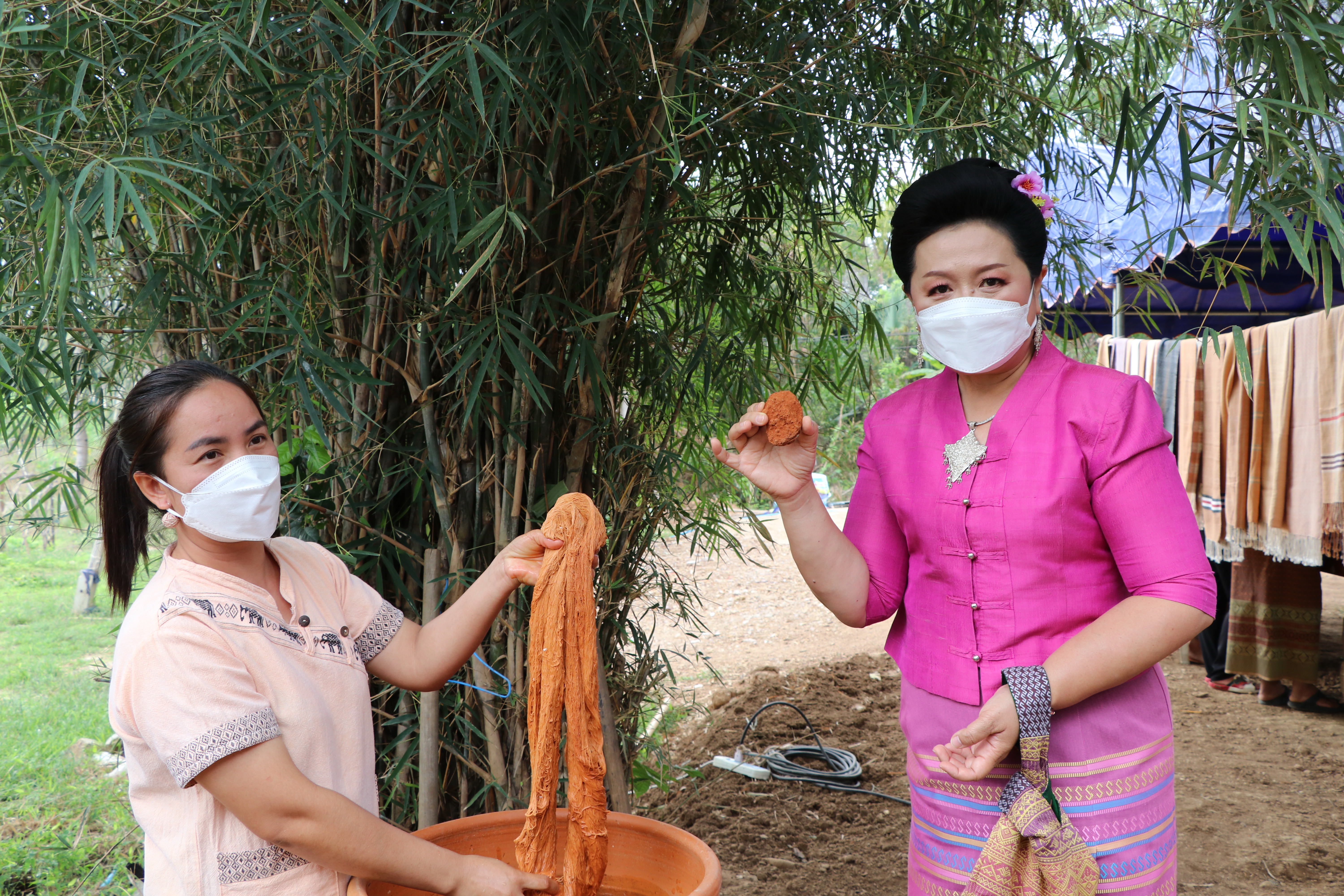 จังหวัดสุโขทัย ทำ 1 ต้องได้มากกว่า 1 งดงาม วิจิตรตระการตาผ้าไทย ขับเคลื่อนโครงการส่งเสริมการสวมใส่ผ้าไทย น้อมนำพระดำริของสมเด็จพระเจ้าลูกเธอเจ้าฟ้าสิริวัณณวรี นารีรัตนราชกัญญา ที่พระราชทานแก่วงการผ้าไทย “ผ้าไทยใส่ให้สนุก”บูรณาการอำเภอบ้านด่านลานหอย จังหวัดสุโขทัย สวมใส่ผ้าไทยประชาสัมพันธ์แหล่งท่องเที่ยวจังหวัด ต้อนรับการเปิดเมือง สนองนโยบายรัฐบาล