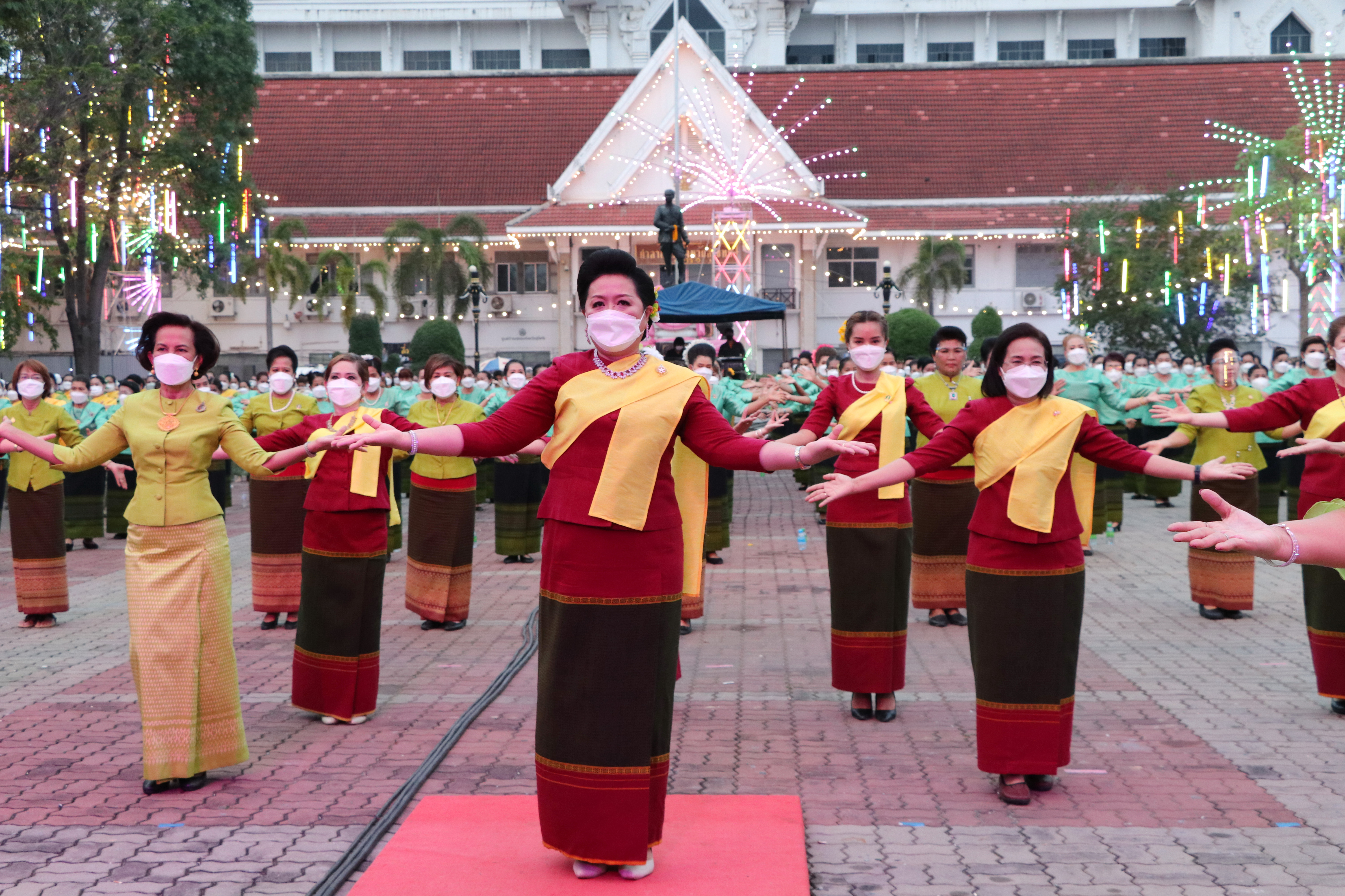 จังหวัดสุโขทัย ทำ 1 ต้องได้มากกว่า 1 จัดยิ่งใหญ่ อลังการ ตระการตา ขบวนพลังสตรี สวมใส่ผ้าไทย รวมใจรำสักการะพระแม่ย่า เปิดงานสักการะพระแม่ย่า ประจำปี 2565 จังหวัดสุโขทัย