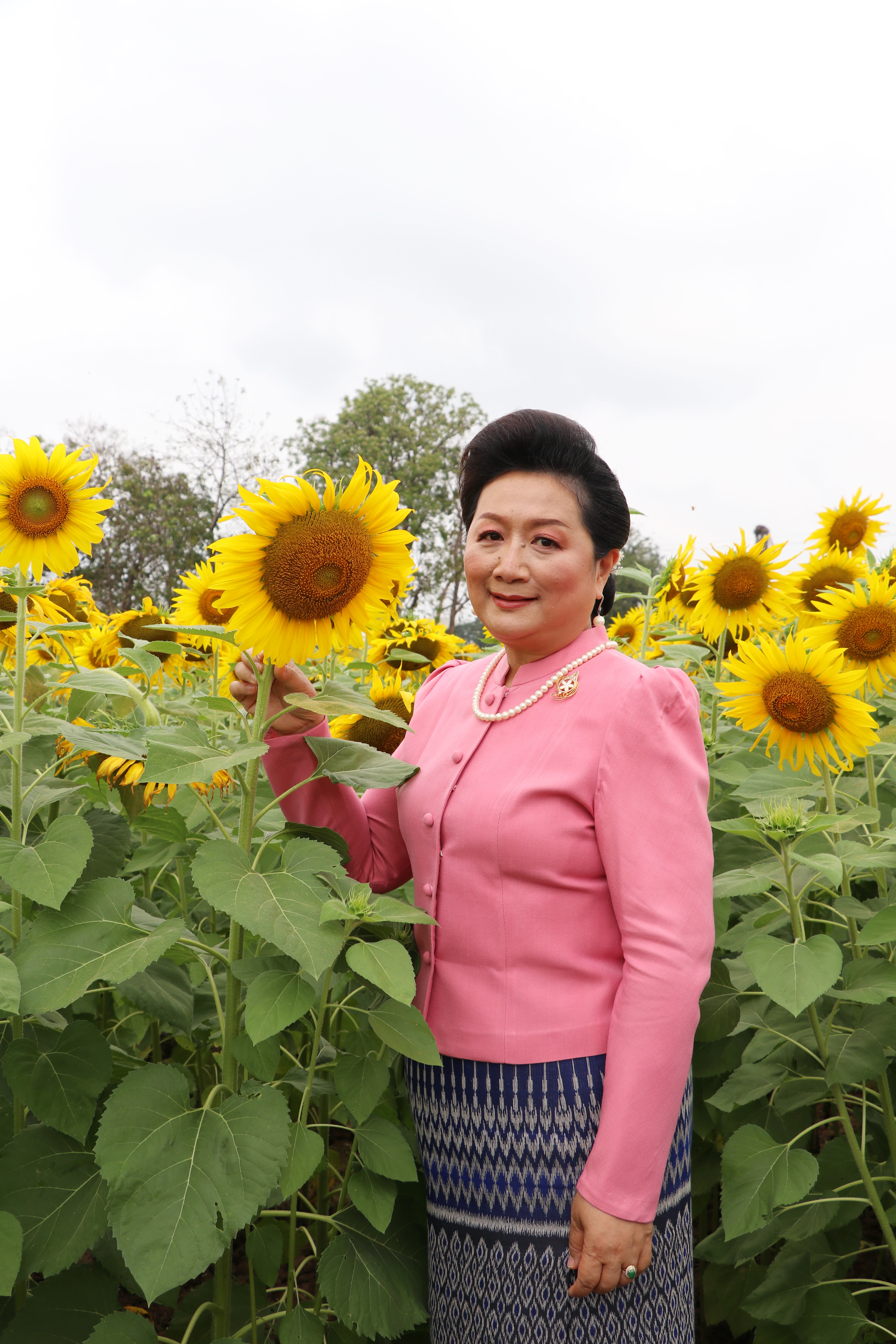 จังหวัดสุโขทัย ทำ 1 ต้องได้มากกว่า 1 งดงาม วิจิตรตระการตาผ้าไทย ขับเคลื่อนโครงการส่งเสริมการสวมใส่ผ้าไทย น้อมนำพระดำริของสมเด็จพระเจ้าลูกเธอเจ้าฟ้าสิริวัณณวรี นารีรัตนราชกัญญา ที่พระราชทานแก่วงการผ้าไทย “ผ้าไทยใส่ให้สนุก”บูรณาการอำเภอศรีสำโรง จังหวัดสุโขทัย สวมใส่ผ้าไทยประชาสัมพันธ์แหล่งท่องเที่ยวจังหวัด ต้อนรับการเปิดเมือง สนองนโยบายรัฐบาล