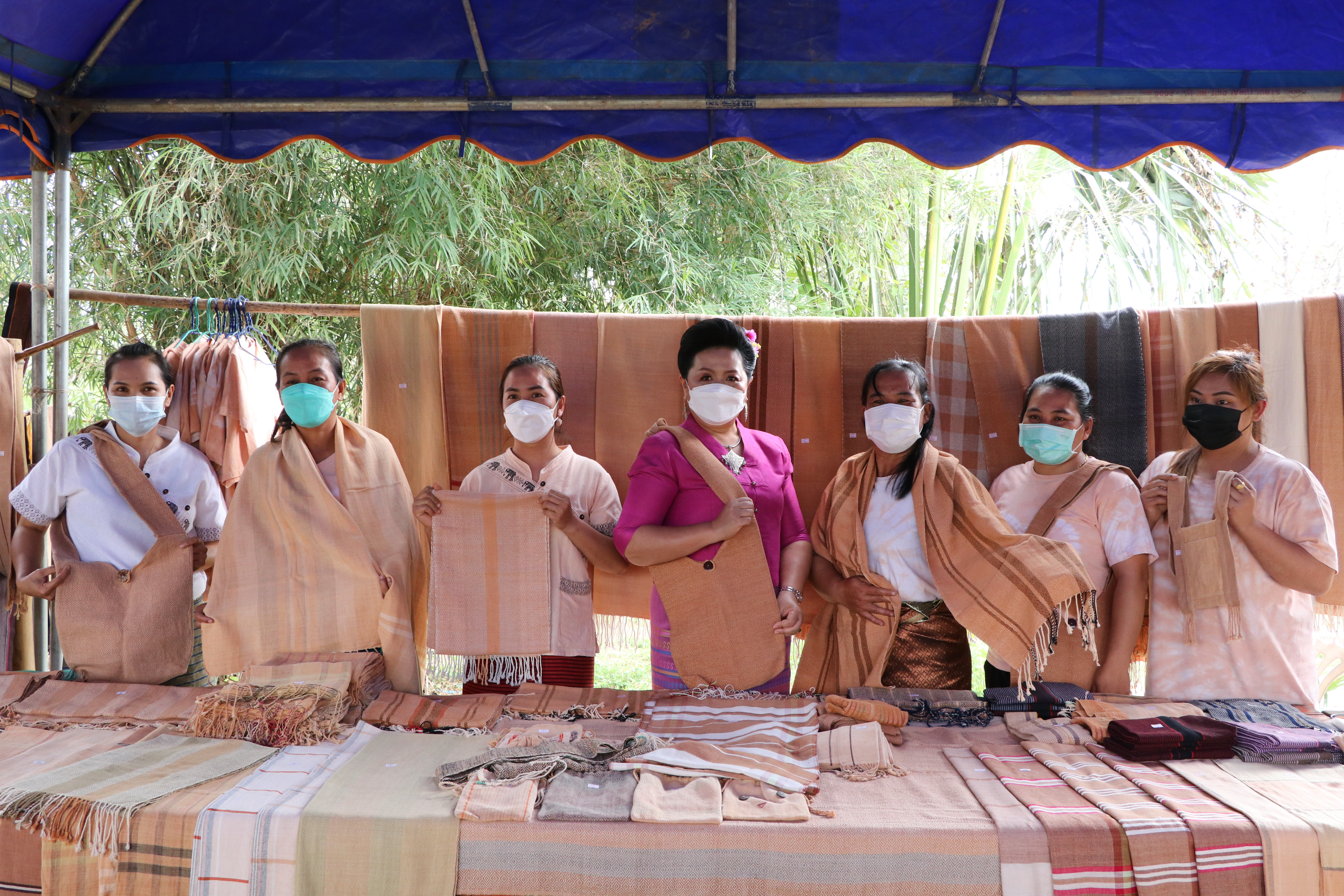 จังหวัดสุโขทัย ทำ 1 ต้องได้มากกว่า 1 งดงาม วิจิตรตระการตาผ้าไทย ขับเคลื่อนโครงการส่งเสริมการสวมใส่ผ้าไทย น้อมนำพระดำริของสมเด็จพระเจ้าลูกเธอเจ้าฟ้าสิริวัณณวรี นารีรัตนราชกัญญา ที่พระราชทานแก่วงการผ้าไทย “ผ้าไทยใส่ให้สนุก”บูรณาการอำเภอบ้านด่านลานหอย จังหวัดสุโขทัย สวมใส่ผ้าไทยประชาสัมพันธ์แหล่งท่องเที่ยวจังหวัด ต้อนรับการเปิดเมือง สนองนโยบายรัฐบาล