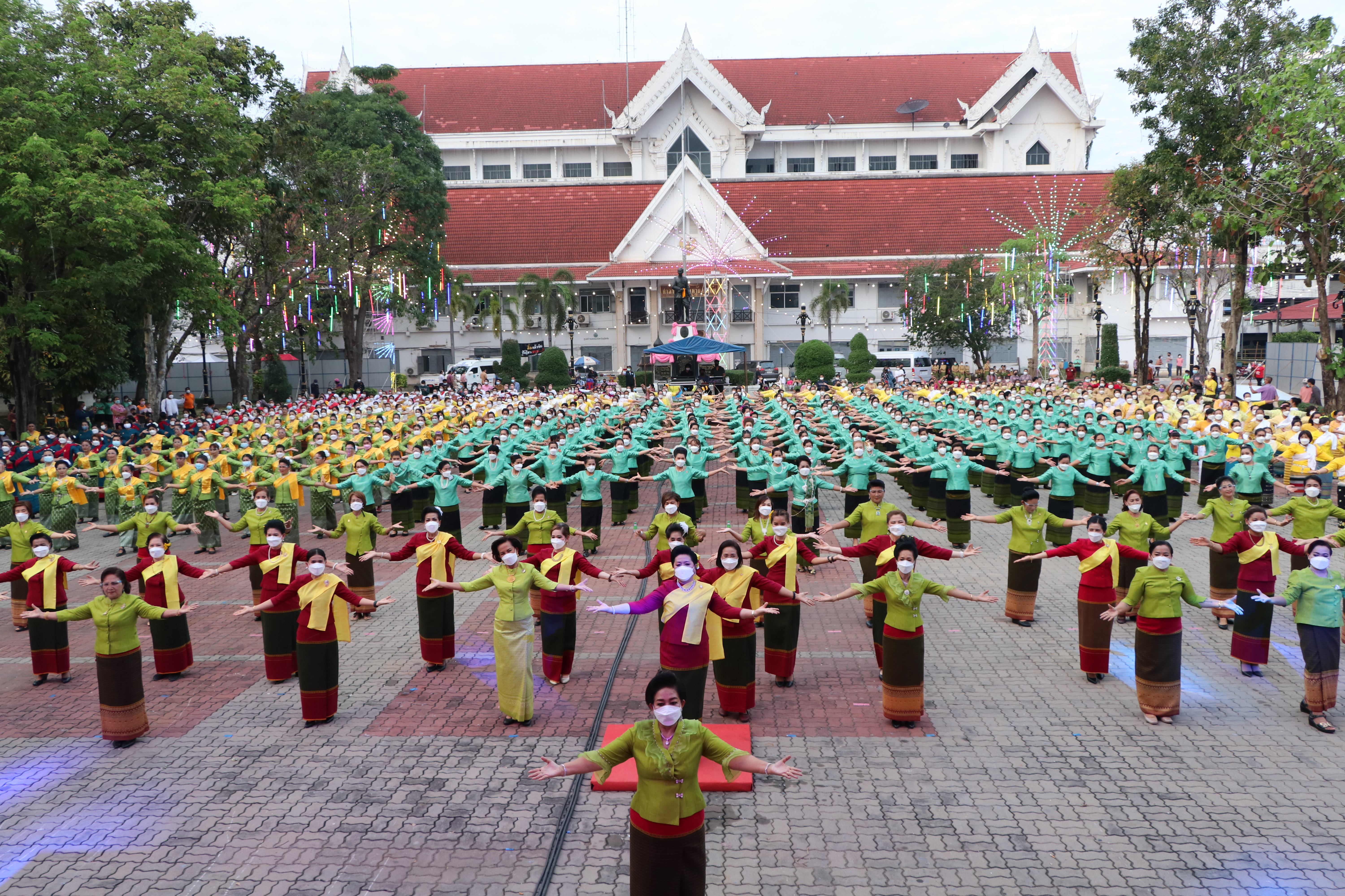 จังหวัดสุโขทัย ทำ 1 ต้องได้มากกว่า 1 จัดยิ่งใหญ่ อลังการ ตระการตา ขบวนพลังสตรี สวมใส่ผ้าไทย รวมใจรำสักการะพระแม่ย่า เปิดงานสักการะพระแม่ย่า ประจำปี 2565 จังหวัดสุโขทัย