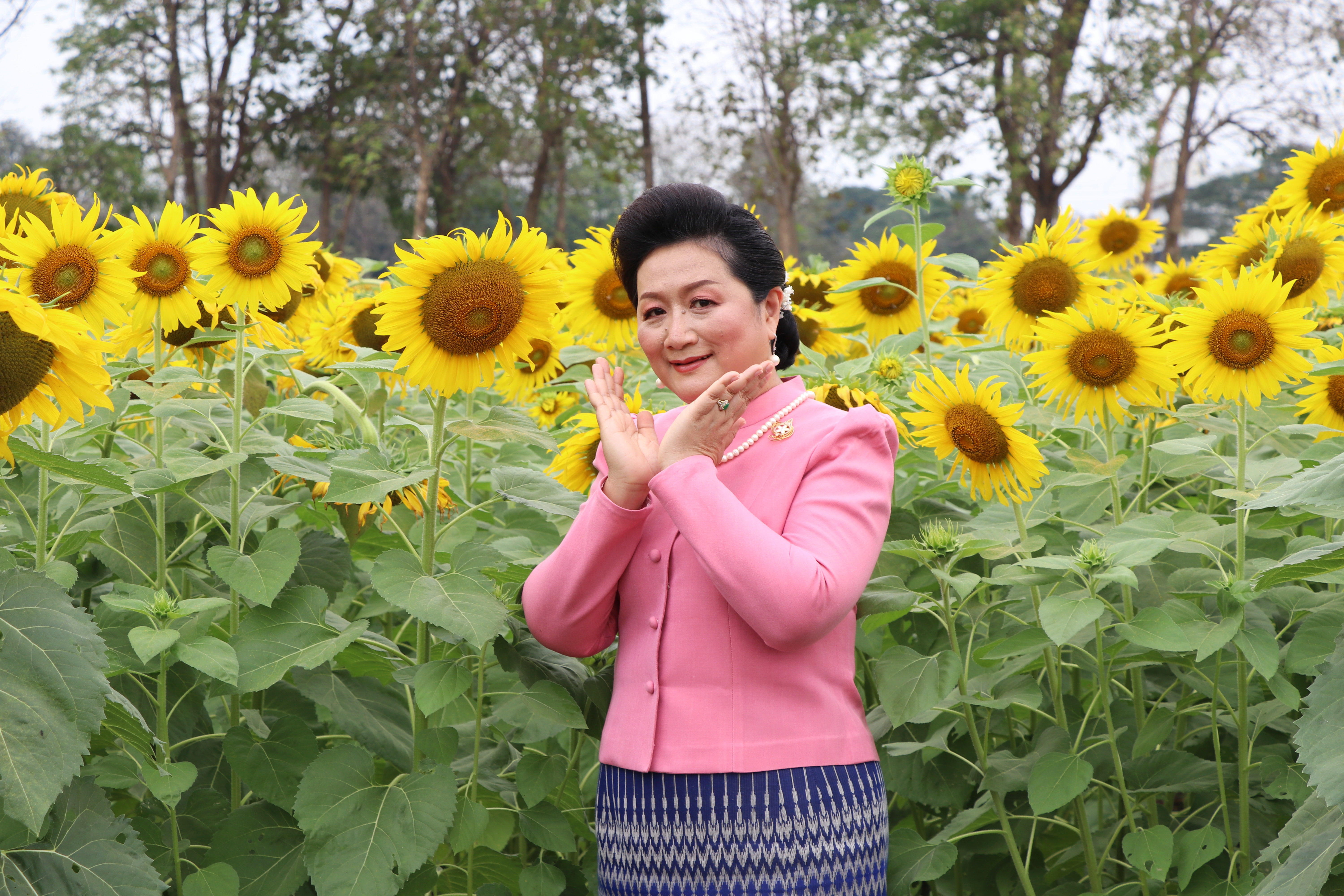 จังหวัดสุโขทัย ทำ 1 ต้องได้มากกว่า 1 งดงาม วิจิตรตระการตาผ้าไทย ขับเคลื่อนโครงการส่งเสริมการสวมใส่ผ้าไทย น้อมนำพระดำริของสมเด็จพระเจ้าลูกเธอเจ้าฟ้าสิริวัณณวรี นารีรัตนราชกัญญา ที่พระราชทานแก่วงการผ้าไทย “ผ้าไทยใส่ให้สนุก”บูรณาการอำเภอศรีสำโรง จังหวัดสุโขทัย สวมใส่ผ้าไทยประชาสัมพันธ์แหล่งท่องเที่ยวจังหวัด ต้อนรับการเปิดเมือง สนองนโยบายรัฐบาล