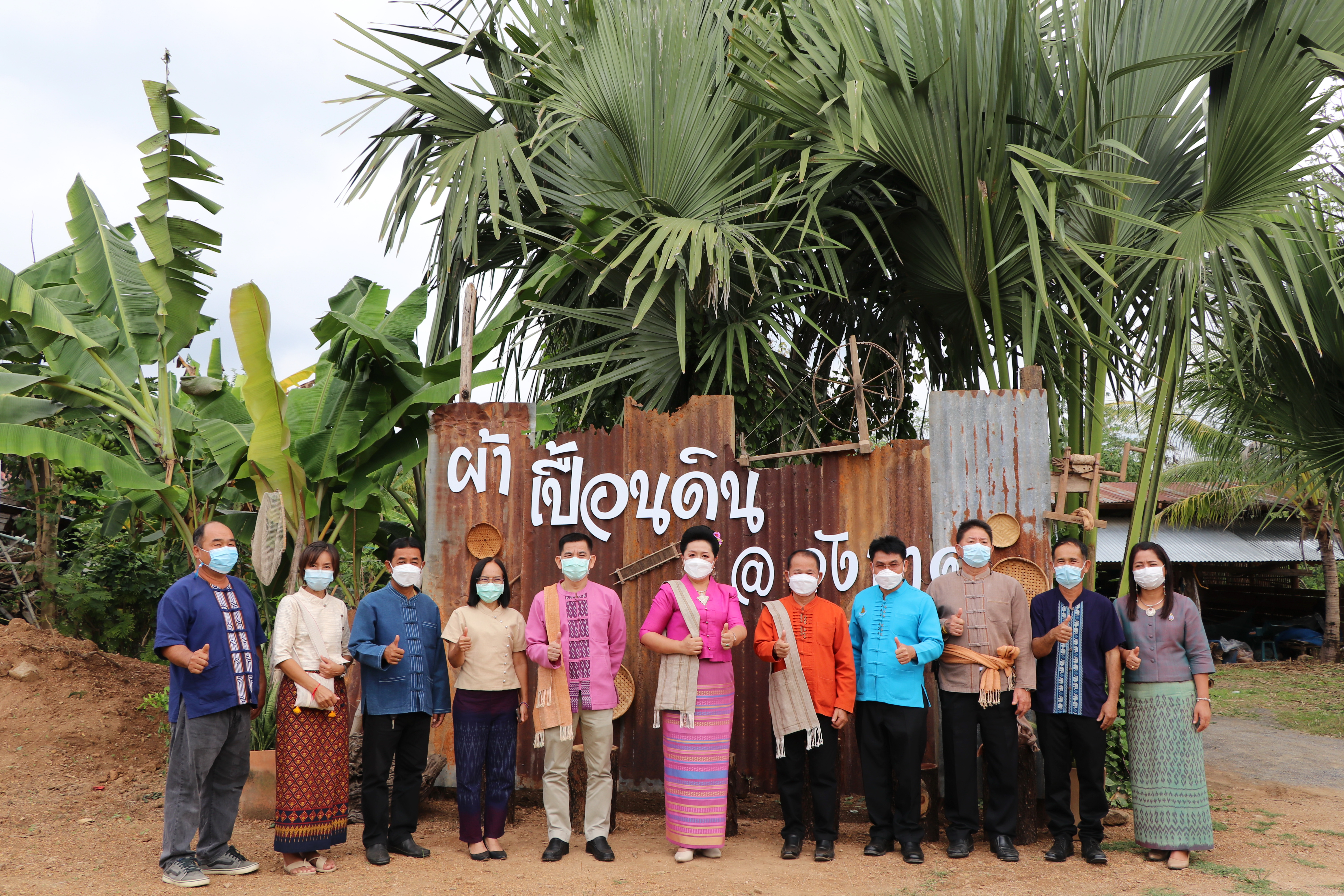 จังหวัดสุโขทัย ทำ 1 ต้องได้มากกว่า 1 งดงาม วิจิตรตระการตาผ้าไทย ขับเคลื่อนโครงการส่งเสริมการสวมใส่ผ้าไทย น้อมนำพระดำริของสมเด็จพระเจ้าลูกเธอเจ้าฟ้าสิริวัณณวรี นารีรัตนราชกัญญา ที่พระราชทานแก่วงการผ้าไทย “ผ้าไทยใส่ให้สนุก”บูรณาการอำเภอบ้านด่านลานหอย จังหวัดสุโขทัย สวมใส่ผ้าไทยประชาสัมพันธ์แหล่งท่องเที่ยวจังหวัด ต้อนรับการเปิดเมือง สนองนโยบายรัฐบาล