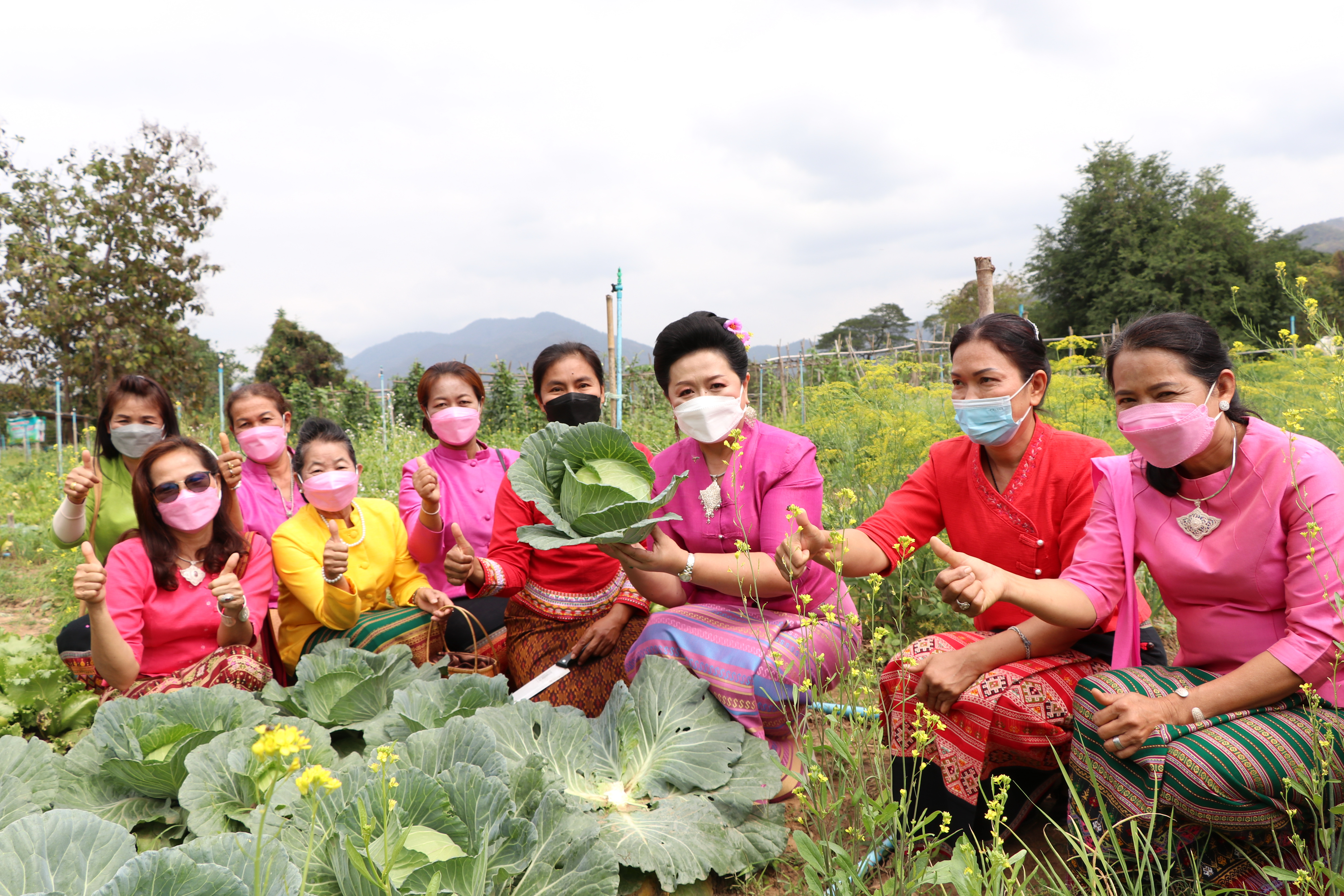 จังหวัดสุโขทัย ทำ 1 ต้องได้มากกว่า 1 งดงาม วิจิตรตระการตาผ้าไทย ขับเคลื่อนโครงการส่งเสริมการสวมใส่ผ้าไทย น้อมนำพระดำริของสมเด็จพระเจ้าลูกเธอเจ้าฟ้าสิริวัณณวรี นารีรัตนราชกัญญา ที่พระราชทานแก่วงการผ้าไทย “ผ้าไทยใส่ให้สนุก”บูรณาการอำเภอบ้านด่านลานหอย จังหวัดสุโขทัย สวมใส่ผ้าไทยประชาสัมพันธ์แหล่งท่องเที่ยวจังหวัด ต้อนรับการเปิดเมือง สนองนโยบายรัฐบาล