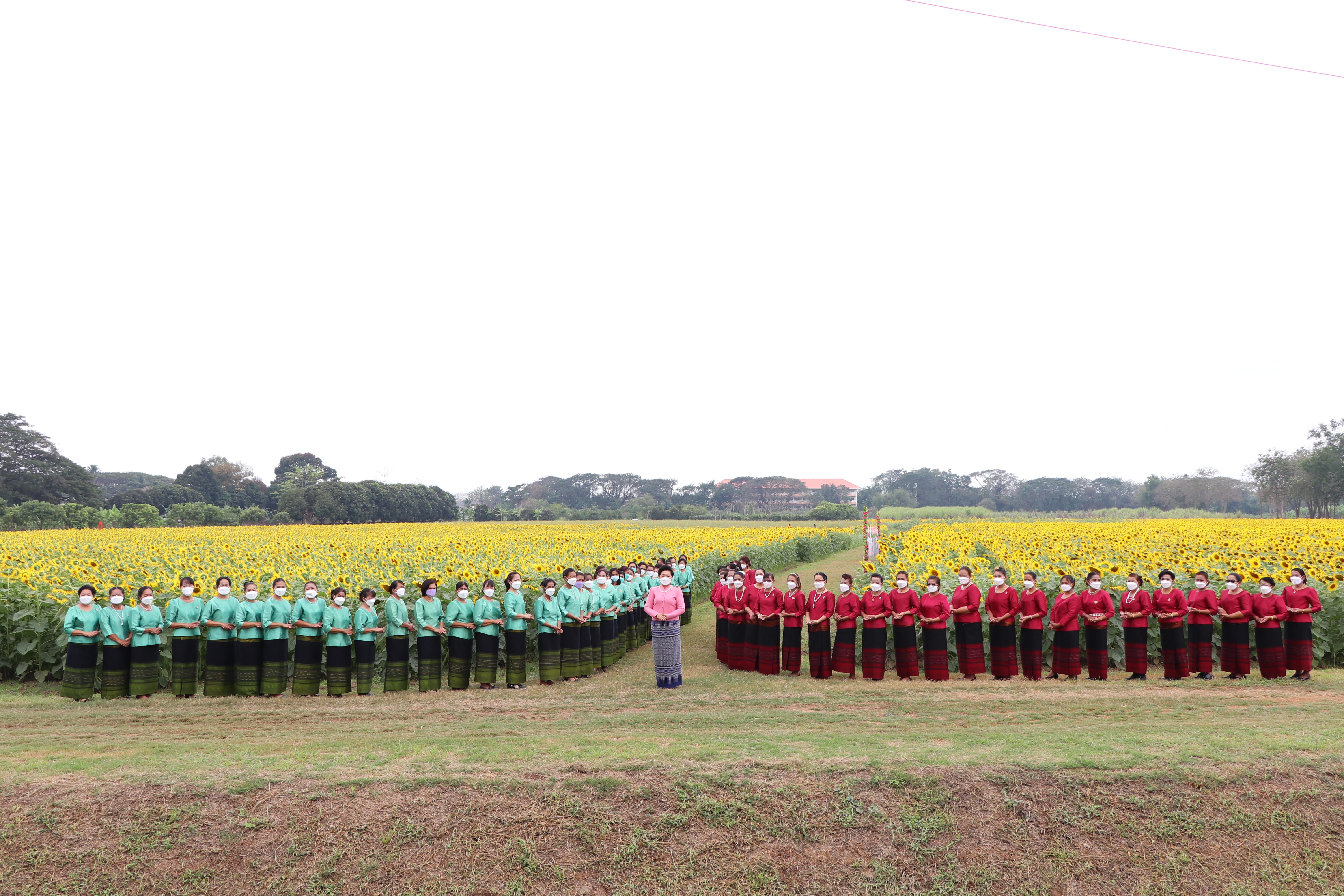 จังหวัดสุโขทัย ทำ 1 ต้องได้มากกว่า 1 งดงาม วิจิตรตระการตาผ้าไทย ขับเคลื่อนโครงการส่งเสริมการสวมใส่ผ้าไทย น้อมนำพระดำริของสมเด็จพระเจ้าลูกเธอเจ้าฟ้าสิริวัณณวรี นารีรัตนราชกัญญา ที่พระราชทานแก่วงการผ้าไทย “ผ้าไทยใส่ให้สนุก”บูรณาการอำเภอศรีสำโรง จังหวัดสุโขทัย สวมใส่ผ้าไทยประชาสัมพันธ์แหล่งท่องเที่ยวจังหวัด ต้อนรับการเปิดเมือง สนองนโยบายรัฐบาล