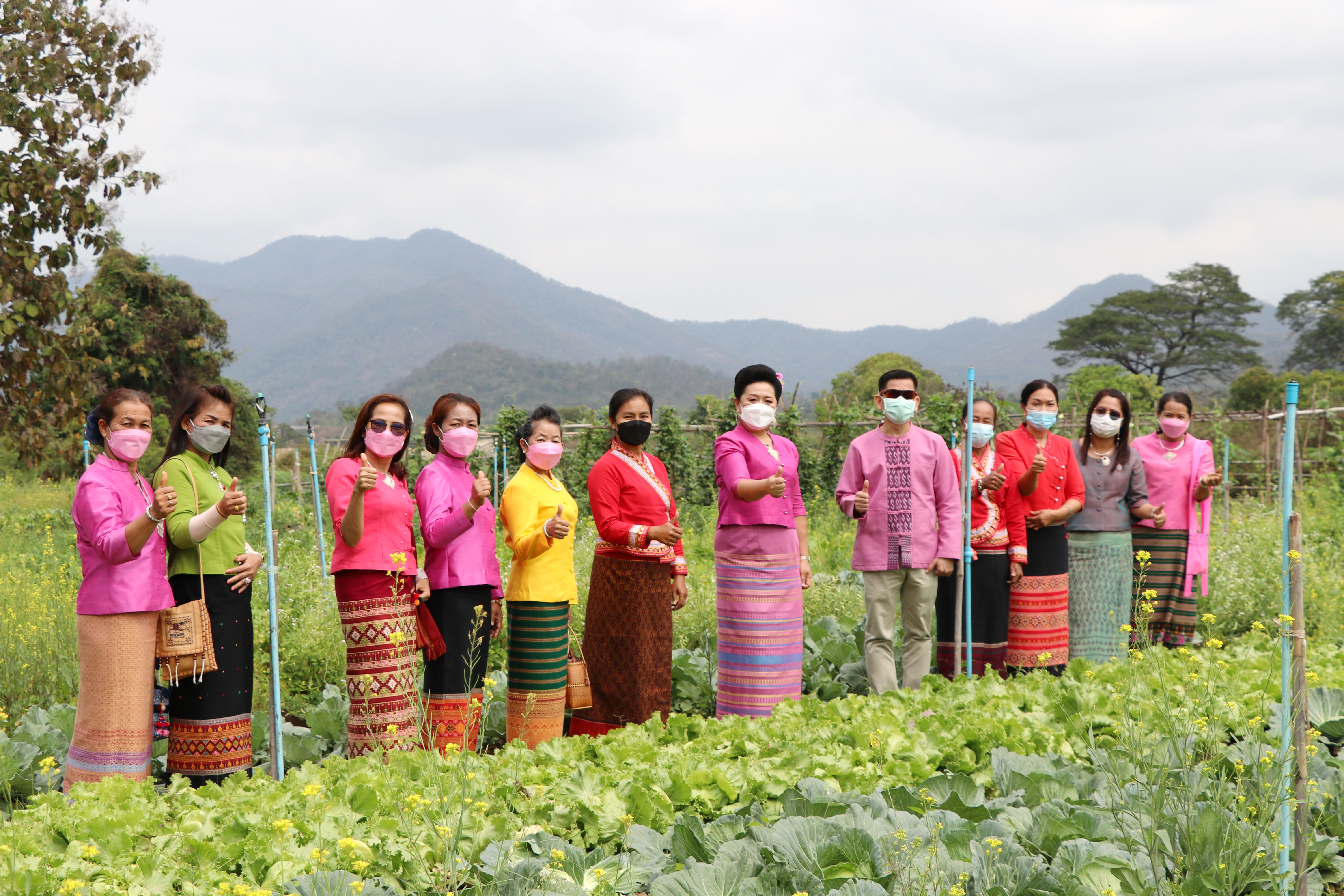 จังหวัดสุโขทัย ทำ 1 ต้องได้มากกว่า 1 งดงาม วิจิตรตระการตาผ้าไทย ขับเคลื่อนโครงการส่งเสริมการสวมใส่ผ้าไทย น้อมนำพระดำริของสมเด็จพระเจ้าลูกเธอเจ้าฟ้าสิริวัณณวรี นารีรัตนราชกัญญา ที่พระราชทานแก่วงการผ้าไทย “ผ้าไทยใส่ให้สนุก”บูรณาการอำเภอบ้านด่านลานหอย จังหวัดสุโขทัย สวมใส่ผ้าไทยประชาสัมพันธ์แหล่งท่องเที่ยวจังหวัด ต้อนรับการเปิดเมือง สนองนโยบายรัฐบาล