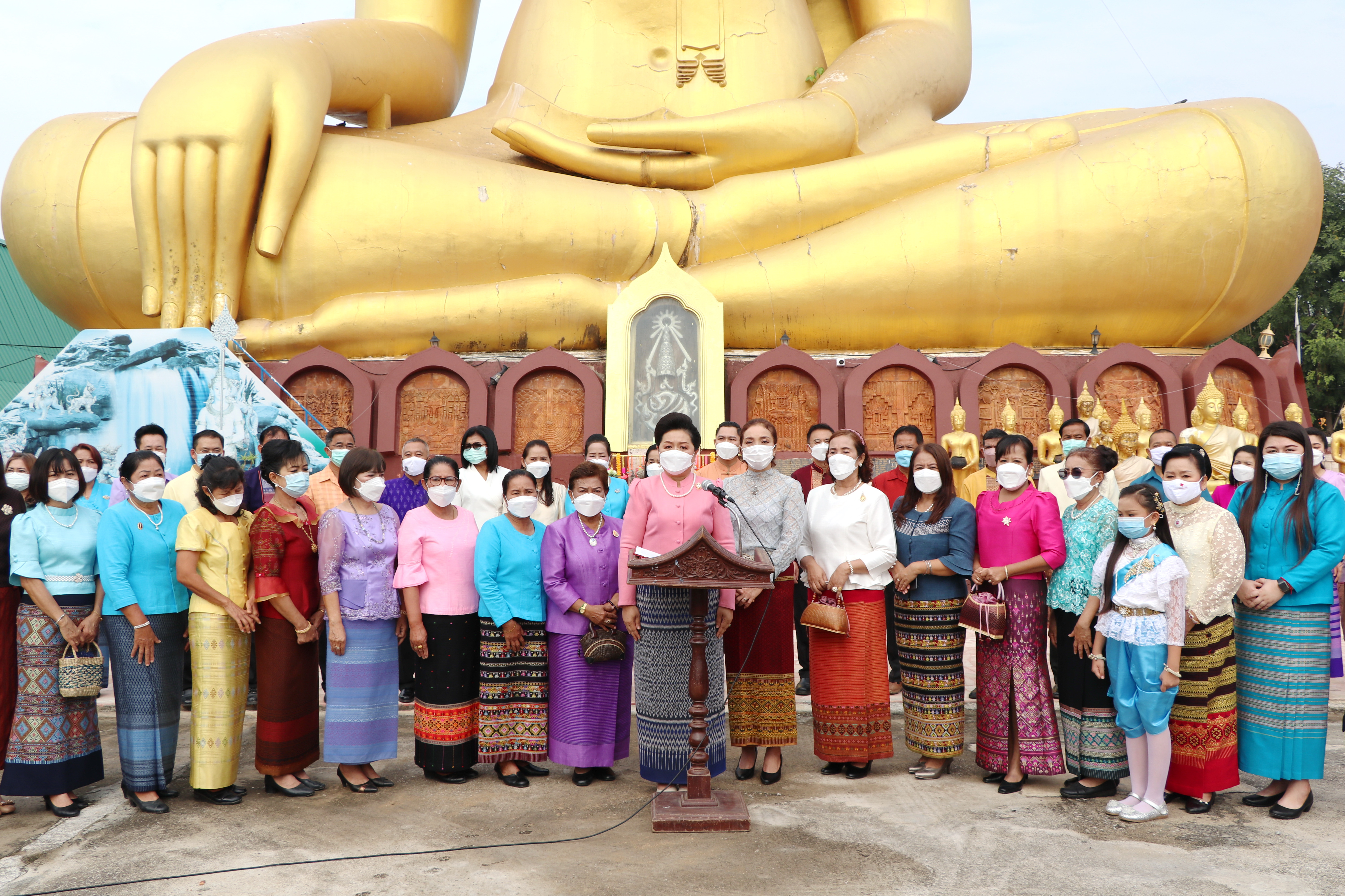 จังหวัดสุโขทัย ทำ 1 ต้องได้มากกว่า 1 งดงาม วิจิตรตระการตาผ้าไทย ขับเคลื่อนโครงการส่งเสริมการสวมใส่ผ้าไทย น้อมนำพระดำริของสมเด็จพระเจ้าลูกเธอเจ้าฟ้าสิริวัณณวรี นารีรัตนราชกัญญา ที่พระราชทานแก่วงการผ้าไทย “ผ้าไทยใส่ให้สนุก”บูรณาการอำเภอศรีสำโรง จังหวัดสุโขทัย สวมใส่ผ้าไทยประชาสัมพันธ์แหล่งท่องเที่ยวจังหวัด ต้อนรับการเปิดเมือง สนองนโยบายรัฐบาล