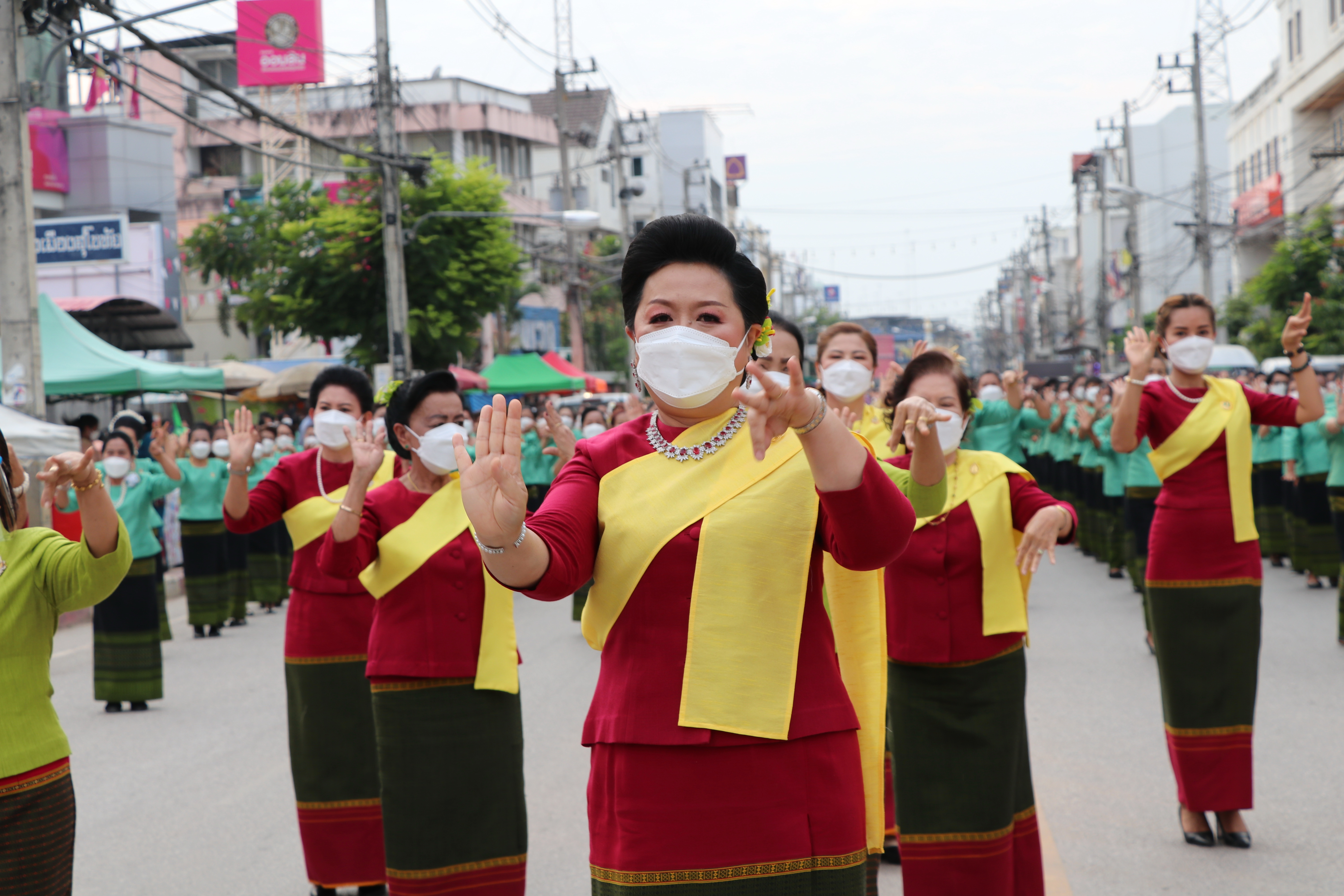จังหวัดสุโขทัย ทำ 1 ต้องได้มากกว่า 1 จัดยิ่งใหญ่ อลังการ ตระการตา ขบวนพลังสตรี สวมใส่ผ้าไทย รวมใจรำสักการะพระแม่ย่า เปิดงานสักการะพระแม่ย่า ประจำปี 2565 จังหวัดสุโขทัย