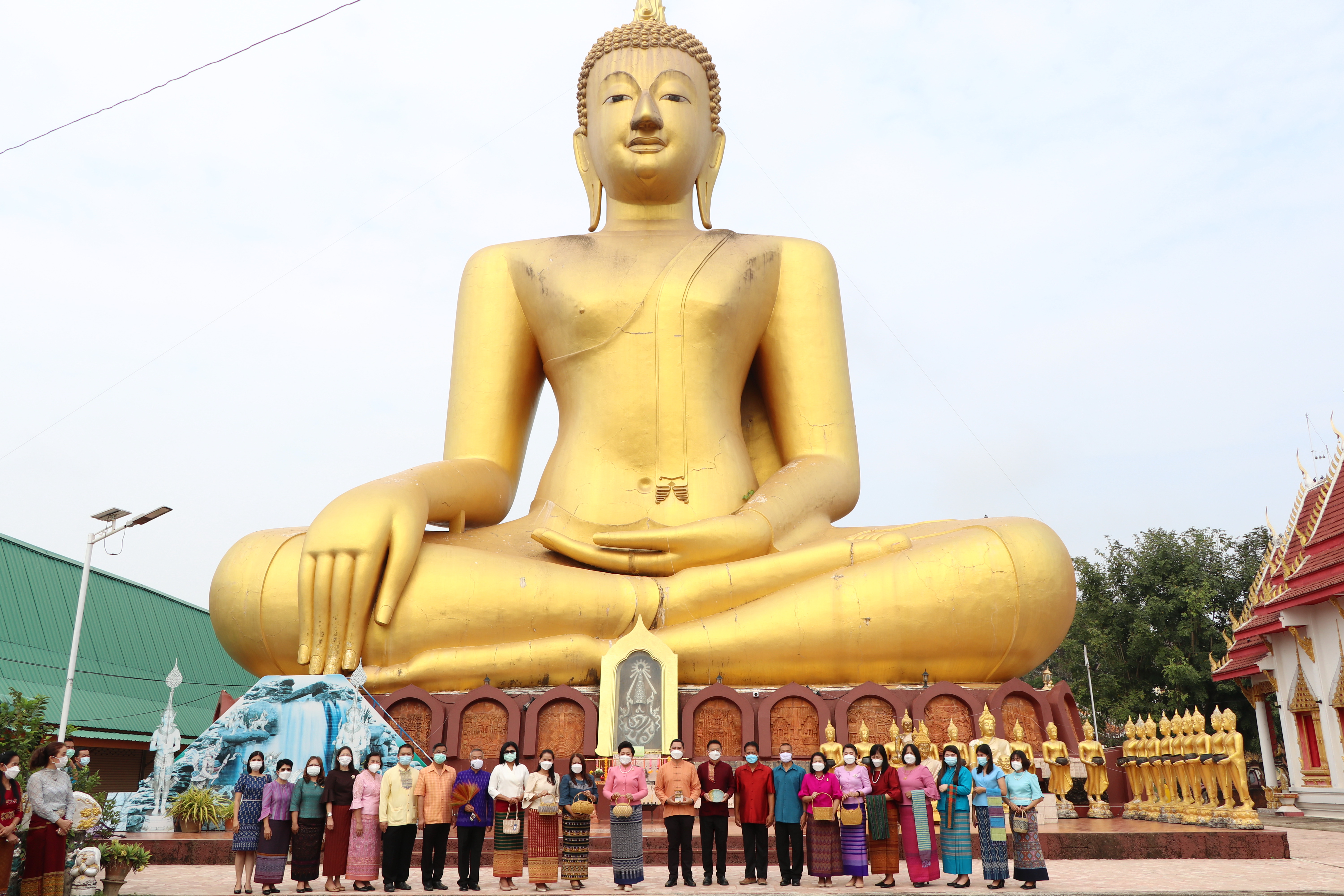 จังหวัดสุโขทัย ทำ 1 ต้องได้มากกว่า 1 งดงาม วิจิตรตระการตาผ้าไทย ขับเคลื่อนโครงการส่งเสริมการสวมใส่ผ้าไทย น้อมนำพระดำริของสมเด็จพระเจ้าลูกเธอเจ้าฟ้าสิริวัณณวรี นารีรัตนราชกัญญา ที่พระราชทานแก่วงการผ้าไทย “ผ้าไทยใส่ให้สนุก”บูรณาการอำเภอศรีสำโรง จังหวัดสุโขทัย สวมใส่ผ้าไทยประชาสัมพันธ์แหล่งท่องเที่ยวจังหวัด ต้อนรับการเปิดเมือง สนองนโยบายรัฐบาล