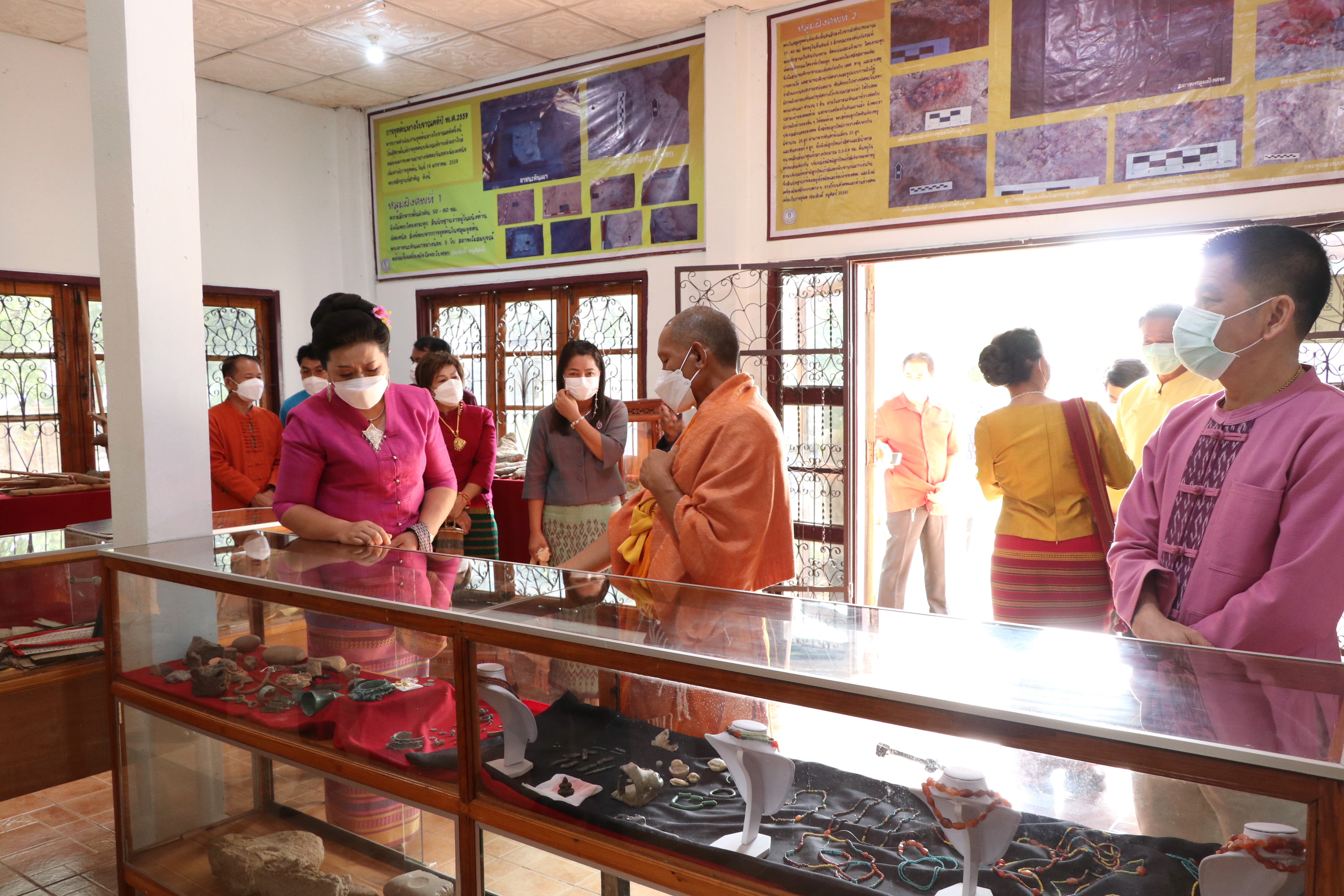 จังหวัดสุโขทัย ทำ 1 ต้องได้มากกว่า 1 งดงาม วิจิตรตระการตาผ้าไทย ขับเคลื่อนโครงการส่งเสริมการสวมใส่ผ้าไทย น้อมนำพระดำริของสมเด็จพระเจ้าลูกเธอเจ้าฟ้าสิริวัณณวรี นารีรัตนราชกัญญา ที่พระราชทานแก่วงการผ้าไทย “ผ้าไทยใส่ให้สนุก”บูรณาการอำเภอบ้านด่านลานหอย จังหวัดสุโขทัย สวมใส่ผ้าไทยประชาสัมพันธ์แหล่งท่องเที่ยวจังหวัด ต้อนรับการเปิดเมือง สนองนโยบายรัฐบาล