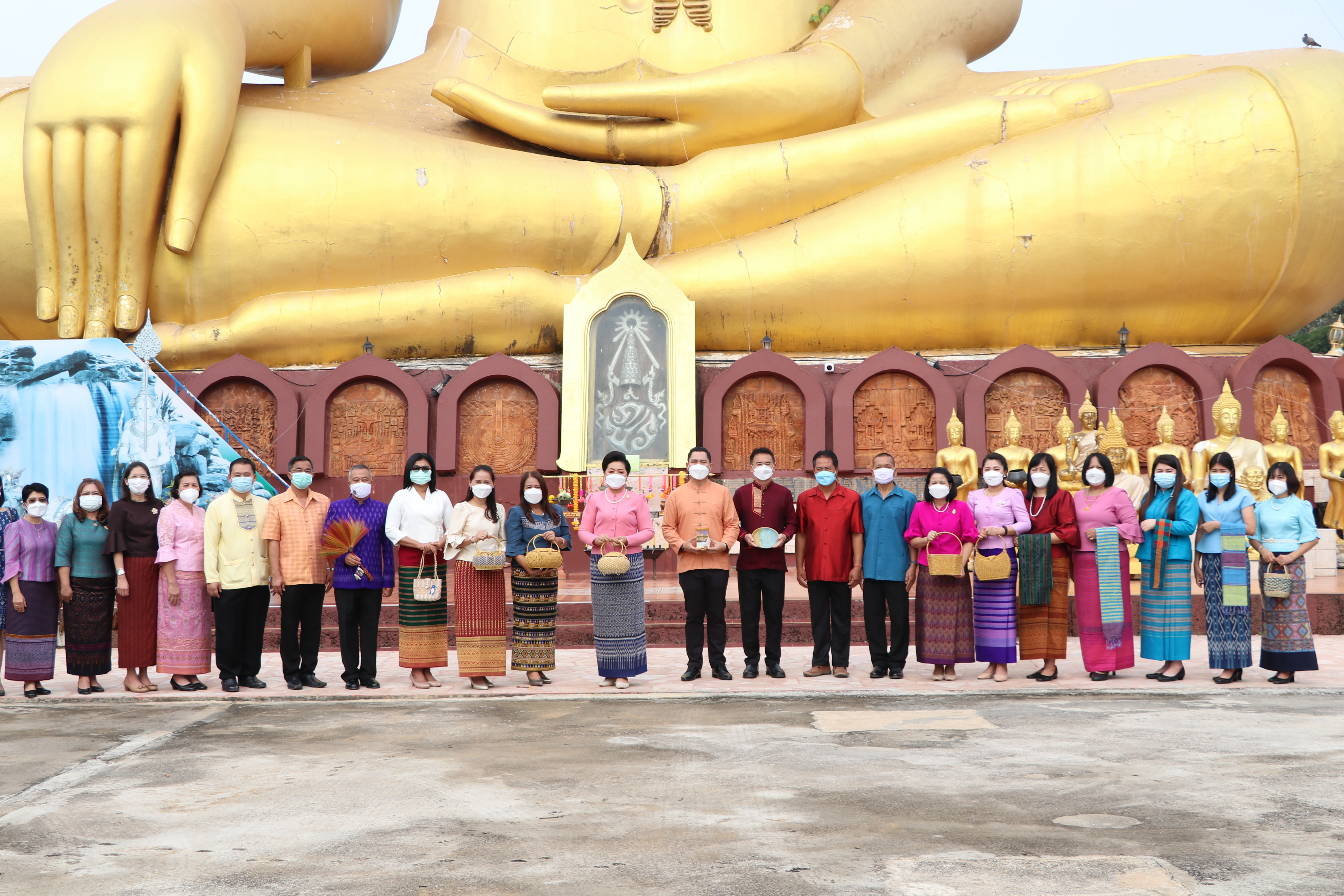 จังหวัดสุโขทัย ทำ 1 ต้องได้มากกว่า 1 งดงาม วิจิตรตระการตาผ้าไทย ขับเคลื่อนโครงการส่งเสริมการสวมใส่ผ้าไทย น้อมนำพระดำริของสมเด็จพระเจ้าลูกเธอเจ้าฟ้าสิริวัณณวรี นารีรัตนราชกัญญา ที่พระราชทานแก่วงการผ้าไทย “ผ้าไทยใส่ให้สนุก”บูรณาการอำเภอศรีสำโรง จังหวัดสุโขทัย สวมใส่ผ้าไทยประชาสัมพันธ์แหล่งท่องเที่ยวจังหวัด ต้อนรับการเปิดเมือง สนองนโยบายรัฐบาล