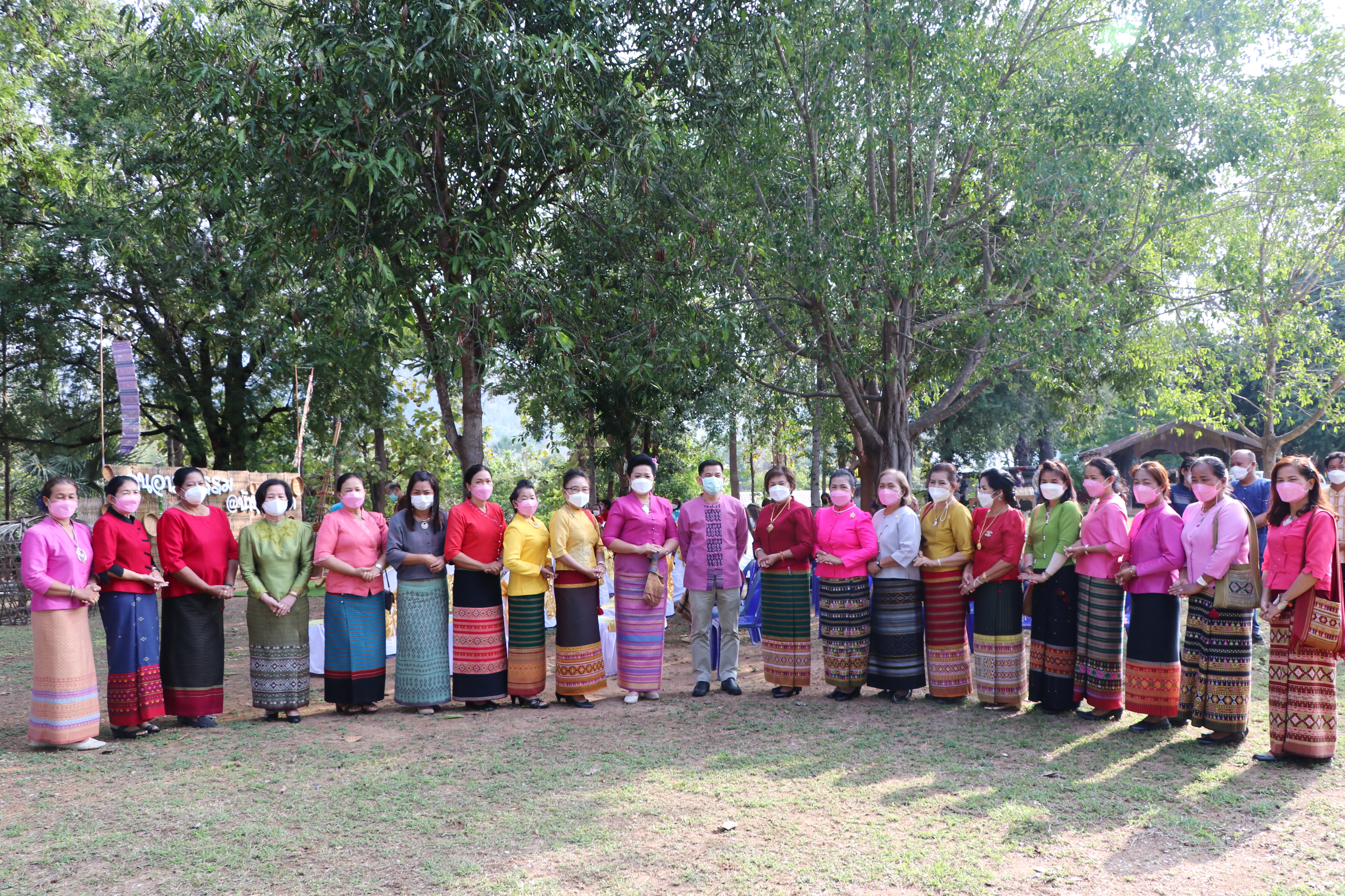 จังหวัดสุโขทัย ทำ 1 ต้องได้มากกว่า 1 งดงาม วิจิตรตระการตาผ้าไทย ขับเคลื่อนโครงการส่งเสริมการสวมใส่ผ้าไทย น้อมนำพระดำริของสมเด็จพระเจ้าลูกเธอเจ้าฟ้าสิริวัณณวรี นารีรัตนราชกัญญา ที่พระราชทานแก่วงการผ้าไทย “ผ้าไทยใส่ให้สนุก”บูรณาการอำเภอบ้านด่านลานหอย จังหวัดสุโขทัย สวมใส่ผ้าไทยประชาสัมพันธ์แหล่งท่องเที่ยวจังหวัด ต้อนรับการเปิดเมือง สนองนโยบายรัฐบาล