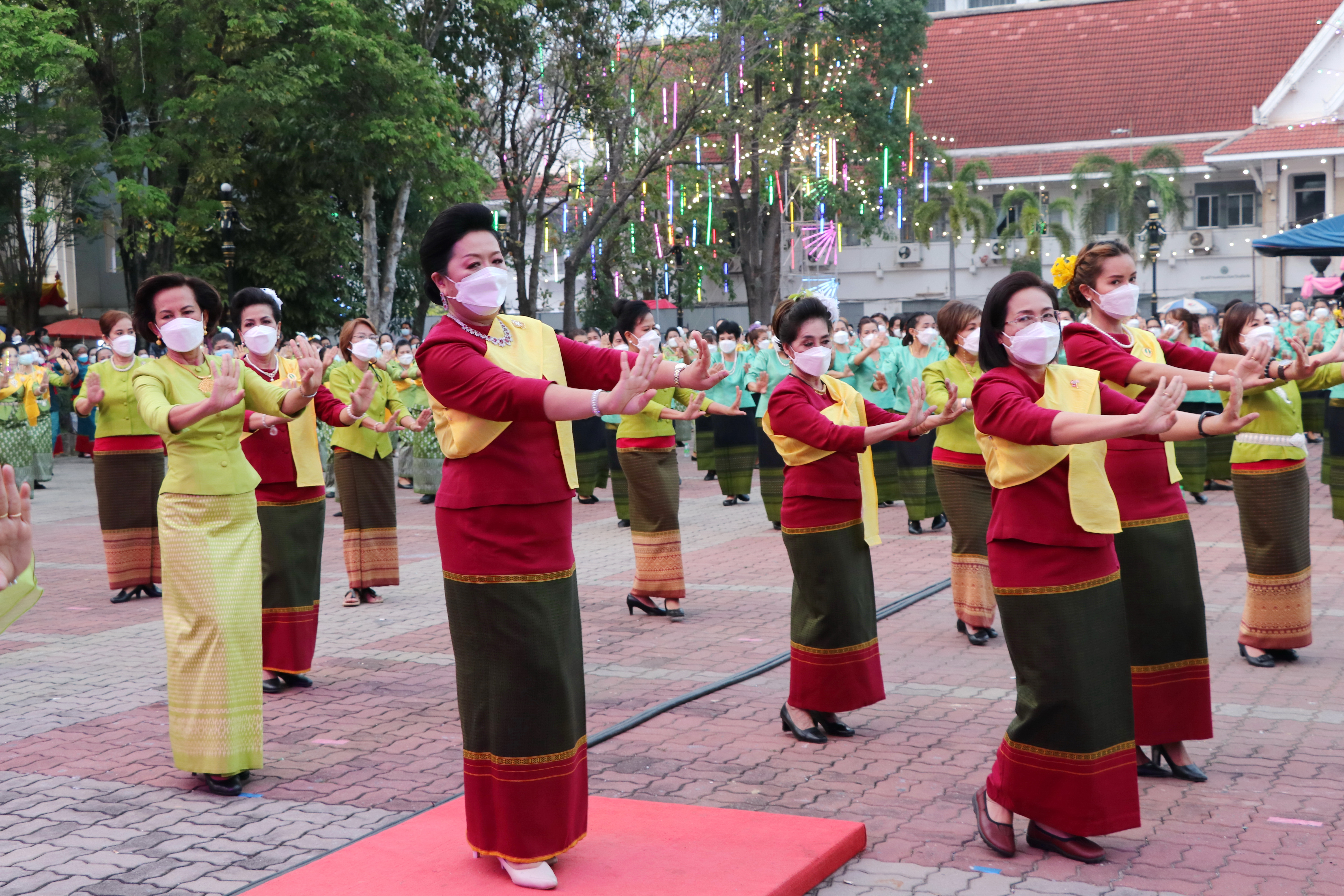จังหวัดสุโขทัย ทำ 1 ต้องได้มากกว่า 1 จัดยิ่งใหญ่ อลังการ ตระการตา ขบวนพลังสตรี สวมใส่ผ้าไทย รวมใจรำสักการะพระแม่ย่า เปิดงานสักการะพระแม่ย่า ประจำปี 2565 จังหวัดสุโขทัย