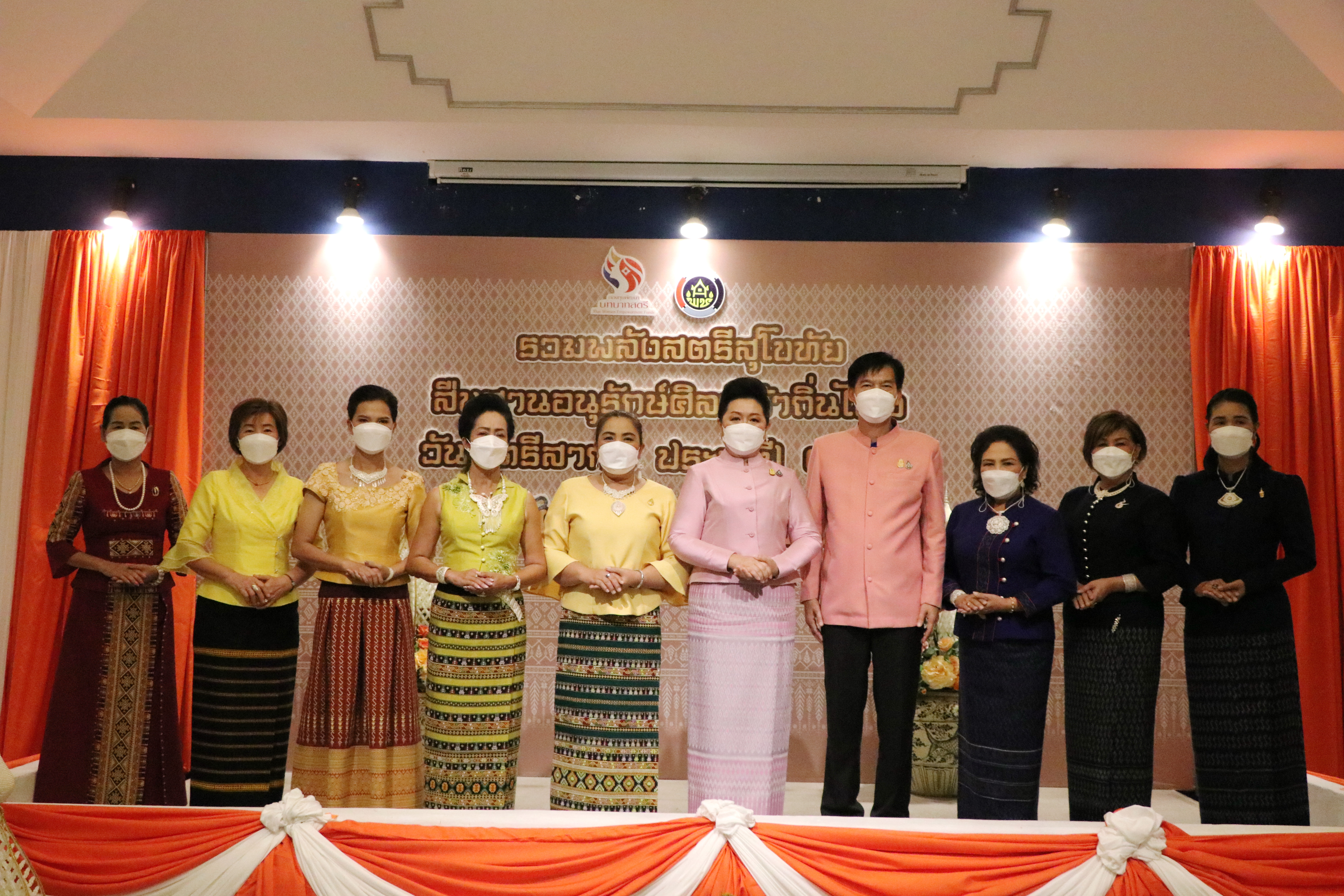 จังหวัดสุโขทัย ทำ 1 ต้องได้มากกว่า 1 รวมพลังสตรีสุโขทัย สืบสานอนุรักษ์ศิลป์ผ้าถิ่นไทย จัดงานวันสตรีสากล ประจำปี 2565