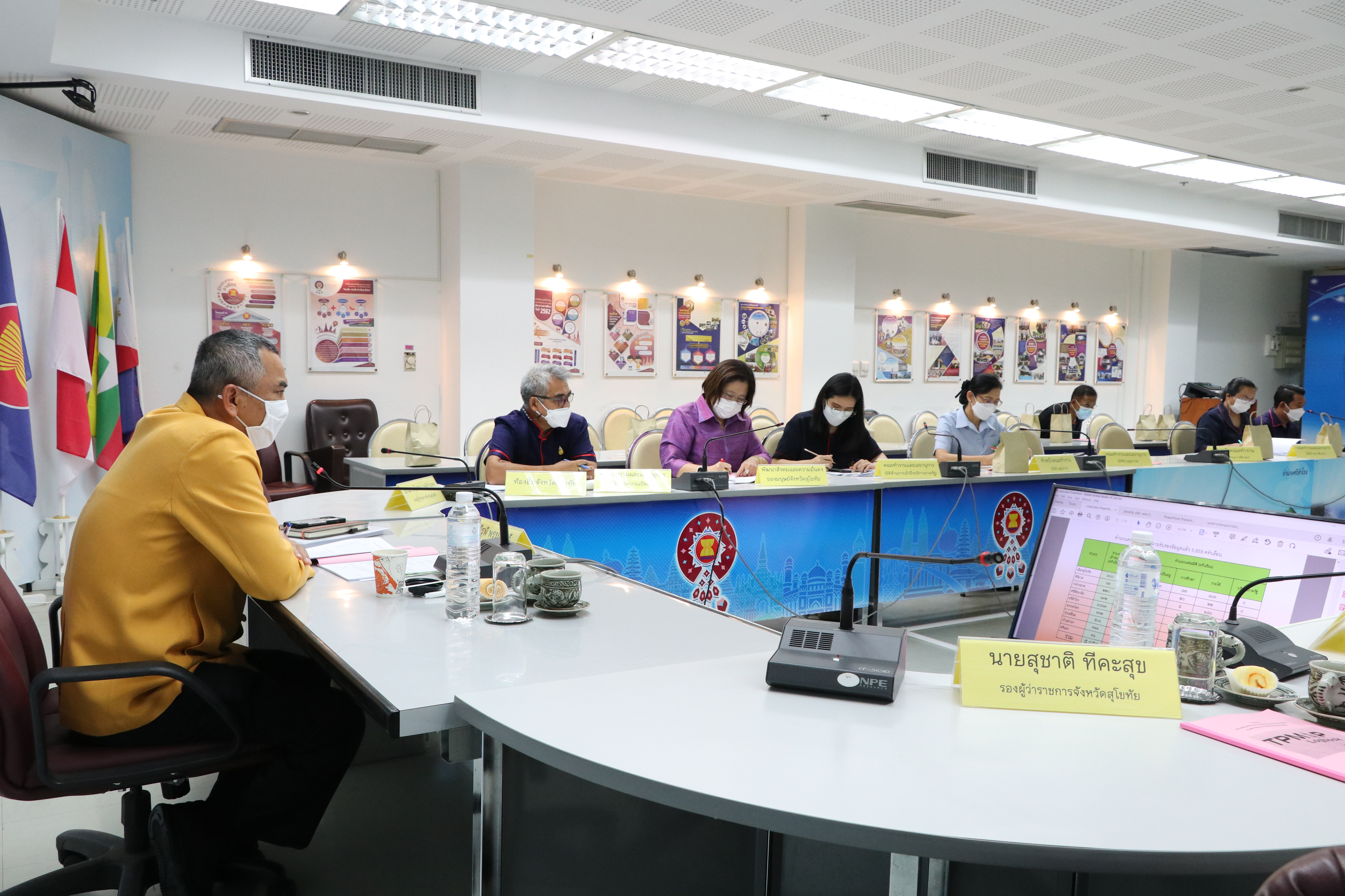 สุโขทัย ทำ 1 ต้องได้มากกว่า 1  ขานรับ นโยบายรัฐบาล เร่งขับเคลื่อนการขจัดความยากจนและพัฒนาคนทุกช่วงวัยอย่างยั่งยืนตามหลักปรัชญาของเศรษฐกิจพอเพียง สร้างคุณภาพชีวิตที่ดีให้ประชาชนชาวจังหวัดสุโขทัย “อยู่รอด พอเพียง และยั่งยืน”