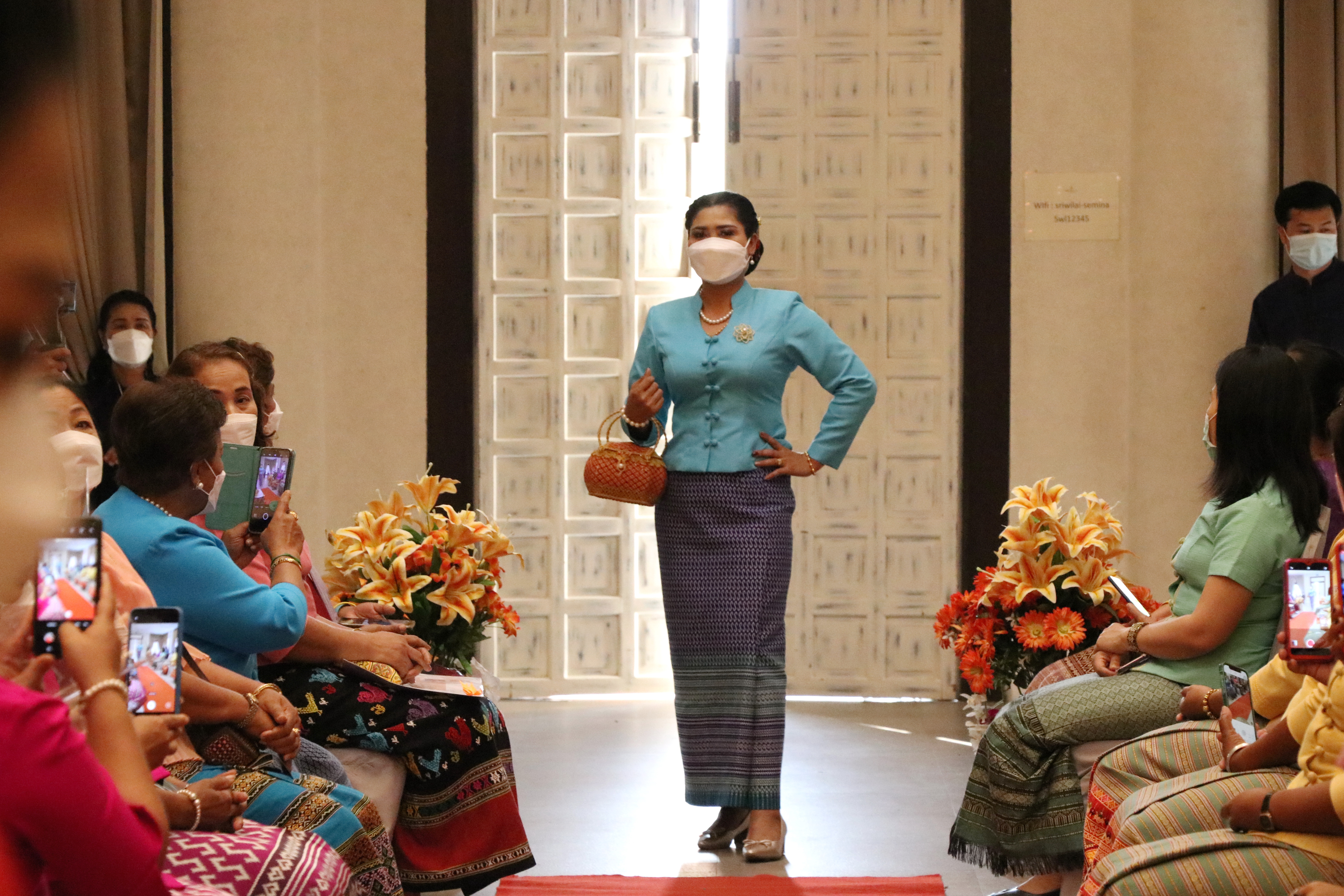 จังหวัดสุโขทัย ทำ 1 ต้องได้มากกว่า 1 รวมพลังสตรีสุโขทัย สืบสานอนุรักษ์ศิลป์ผ้าถิ่นไทย จัดงานวันสตรีสากล ประจำปี 2565