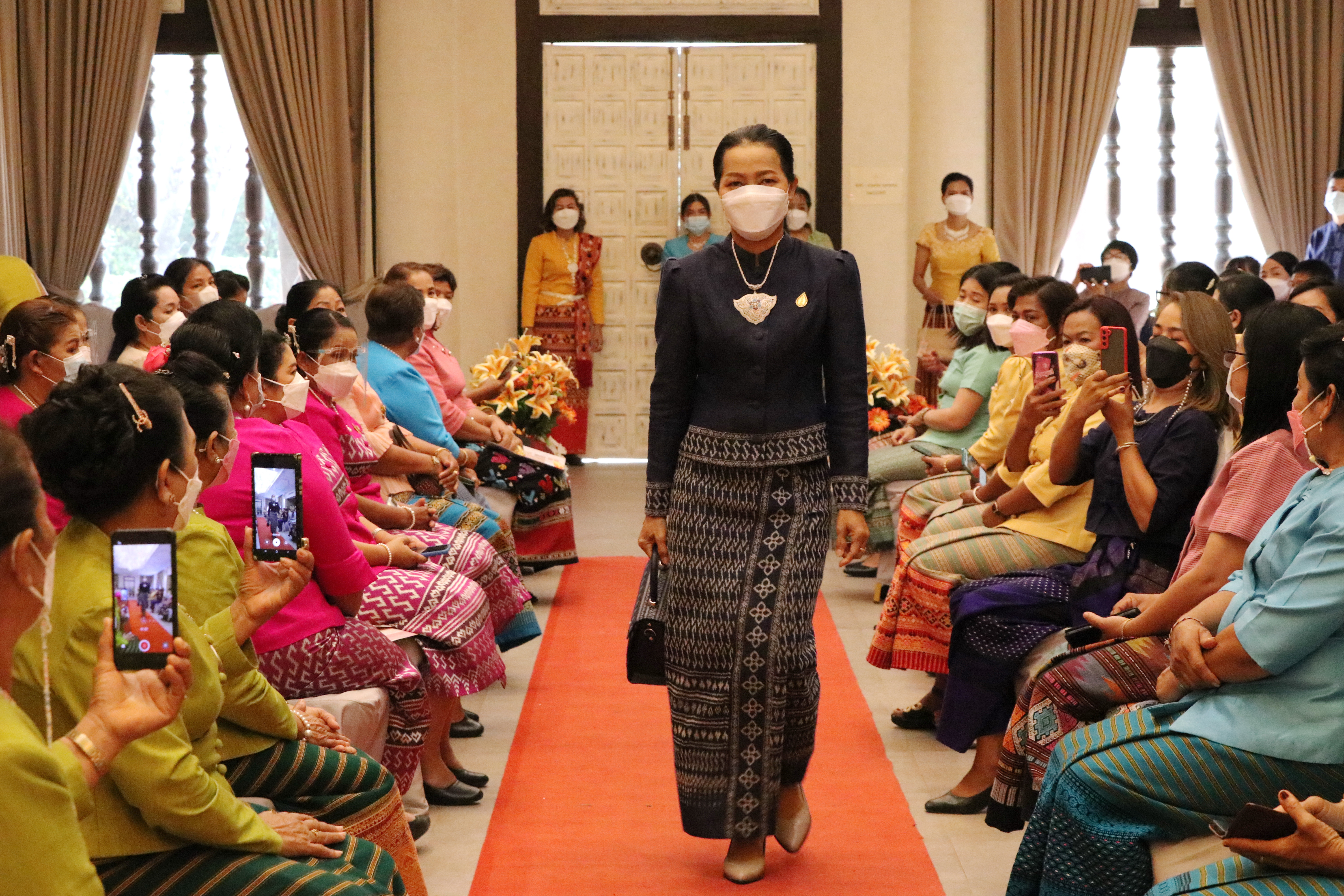 จังหวัดสุโขทัย ทำ 1 ต้องได้มากกว่า 1 รวมพลังสตรีสุโขทัย สืบสานอนุรักษ์ศิลป์ผ้าถิ่นไทย จัดงานวันสตรีสากล ประจำปี 2565