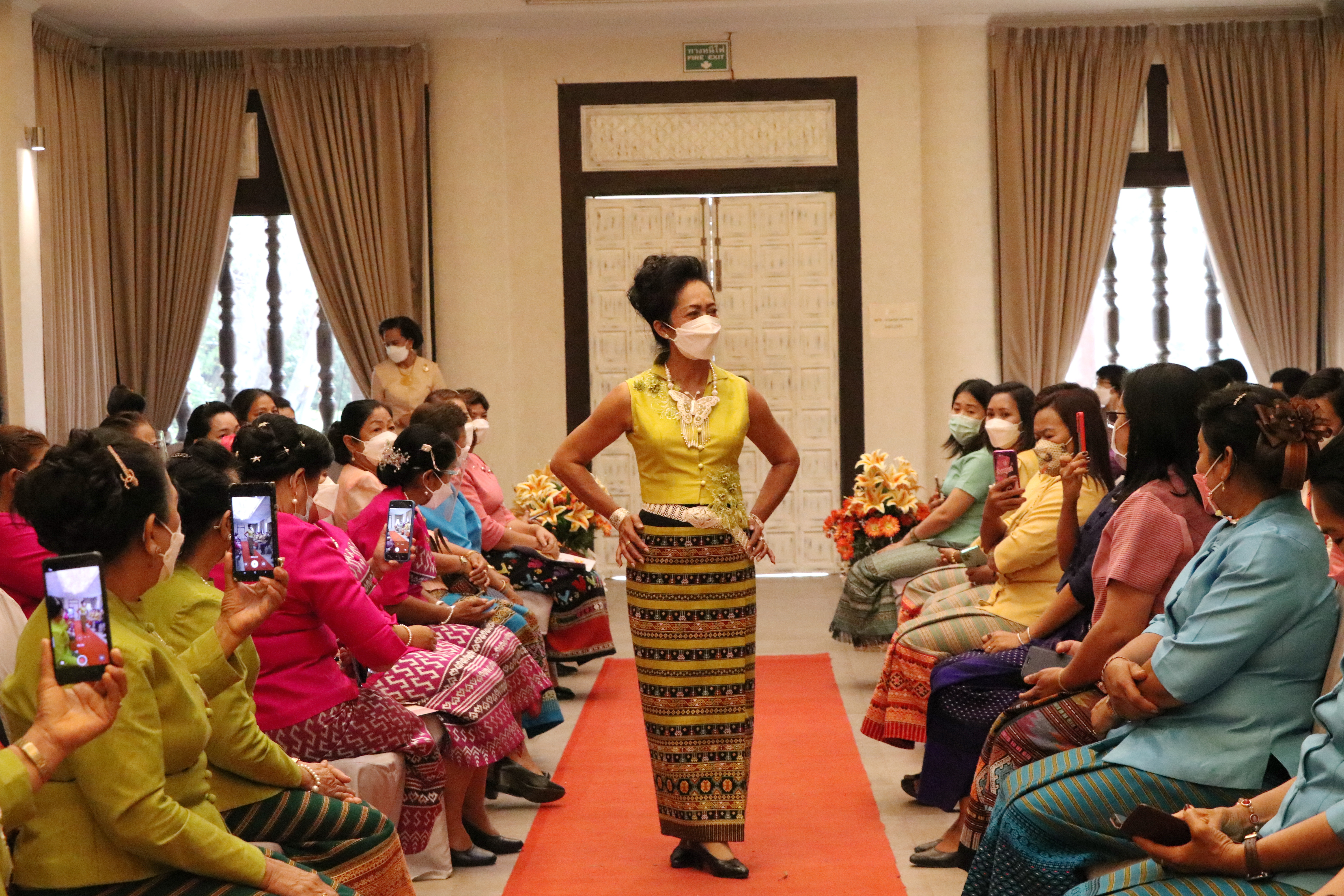 จังหวัดสุโขทัย ทำ 1 ต้องได้มากกว่า 1 รวมพลังสตรีสุโขทัย สืบสานอนุรักษ์ศิลป์ผ้าถิ่นไทย จัดงานวันสตรีสากล ประจำปี 2565