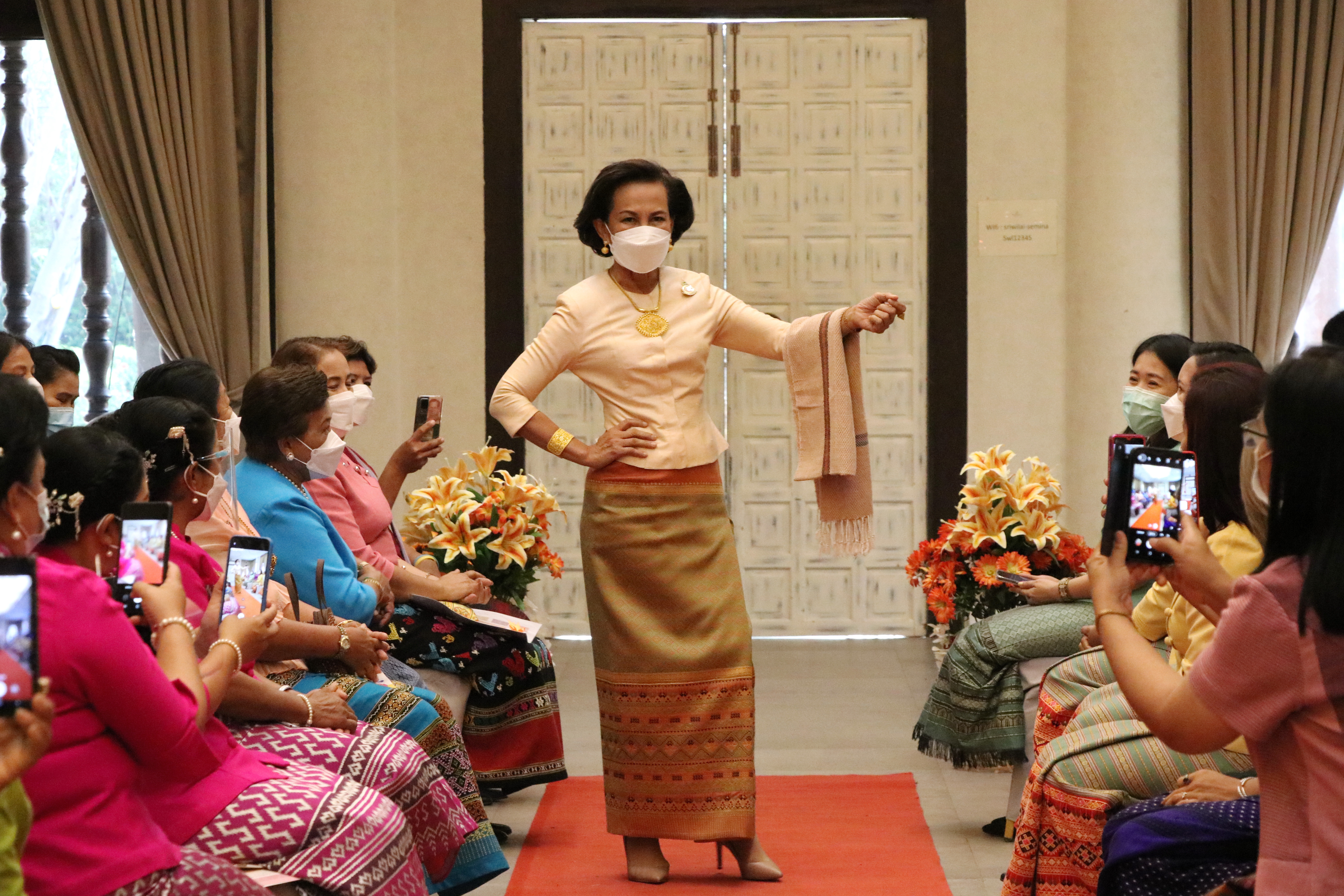 จังหวัดสุโขทัย ทำ 1 ต้องได้มากกว่า 1 รวมพลังสตรีสุโขทัย สืบสานอนุรักษ์ศิลป์ผ้าถิ่นไทย จัดงานวันสตรีสากล ประจำปี 2565