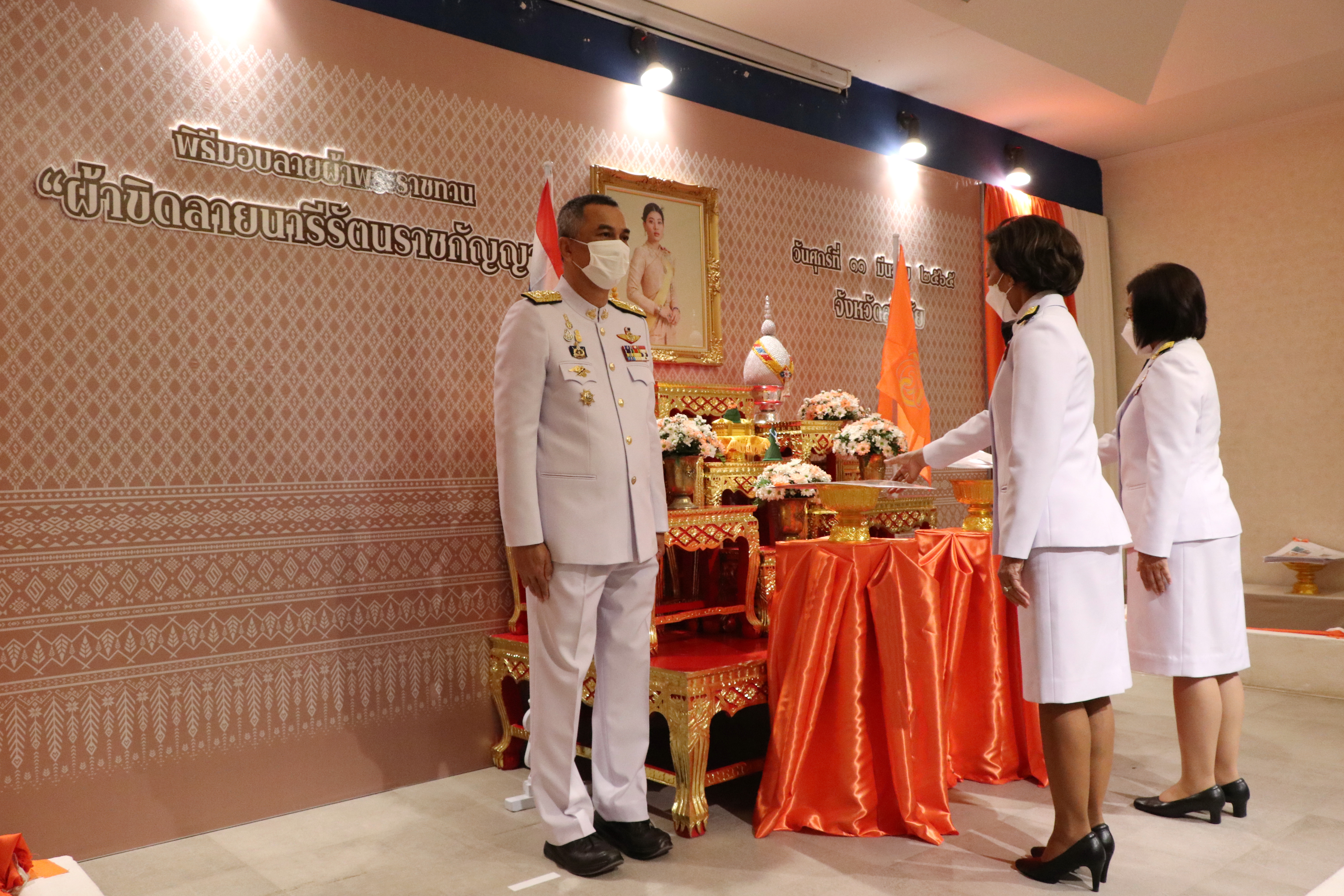 จังหวัดสุโขทัย ทำ 1 ต้องได้มากกว่า 1 จัดพิธีมอบแบบลายผ้าพระราชทาน “ผ้าขิดลายนารีรัตนราชกัญญา”  เพื่อใช้เป็นต้นแบบในการพัฒนาลวดลายผ้าไทยให้เกิดความหลากหลายและร่วมสมัย ก้าวสู่ระดับสากล