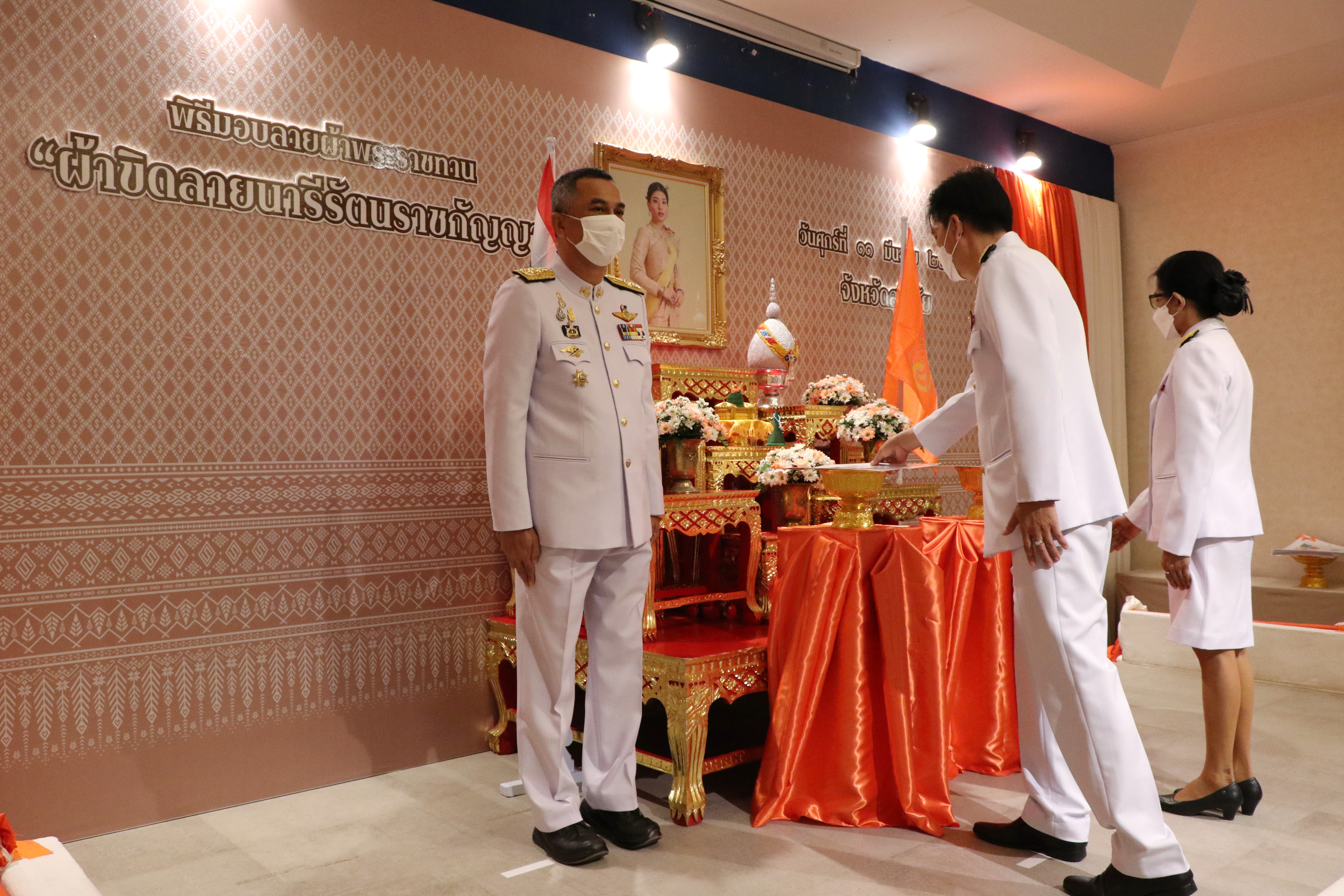 จังหวัดสุโขทัย ทำ 1 ต้องได้มากกว่า 1 จัดพิธีมอบแบบลายผ้าพระราชทาน “ผ้าขิดลายนารีรัตนราชกัญญา”  เพื่อใช้เป็นต้นแบบในการพัฒนาลวดลายผ้าไทยให้เกิดความหลากหลายและร่วมสมัย ก้าวสู่ระดับสากล