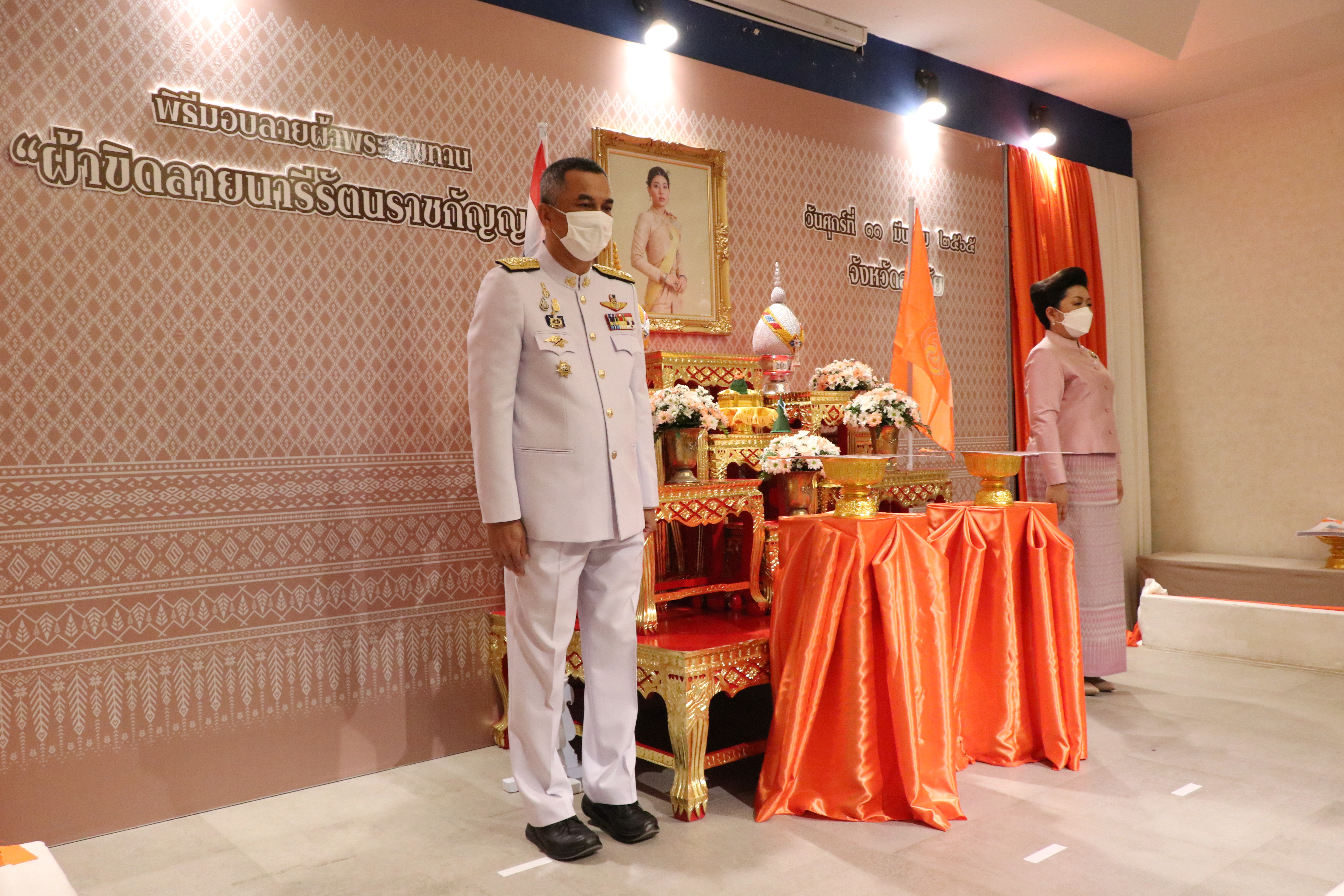 จังหวัดสุโขทัย ทำ 1 ต้องได้มากกว่า 1 จัดพิธีมอบแบบลายผ้าพระราชทาน “ผ้าขิดลายนารีรัตนราชกัญญา”  เพื่อใช้เป็นต้นแบบในการพัฒนาลวดลายผ้าไทยให้เกิดความหลากหลายและร่วมสมัย ก้าวสู่ระดับสากล