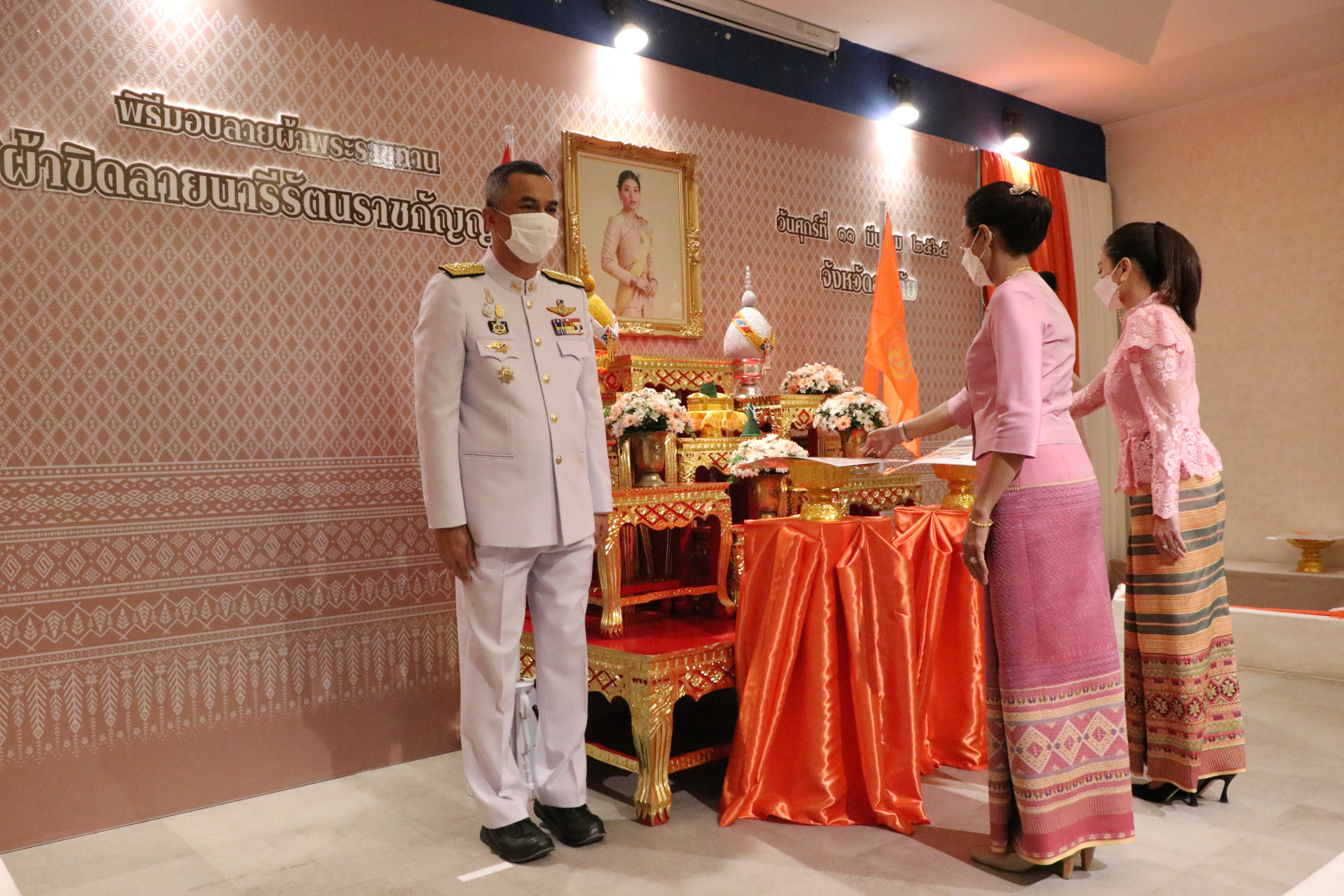 จังหวัดสุโขทัย ทำ 1 ต้องได้มากกว่า 1 จัดพิธีมอบแบบลายผ้าพระราชทาน “ผ้าขิดลายนารีรัตนราชกัญญา”  เพื่อใช้เป็นต้นแบบในการพัฒนาลวดลายผ้าไทยให้เกิดความหลากหลายและร่วมสมัย ก้าวสู่ระดับสากล