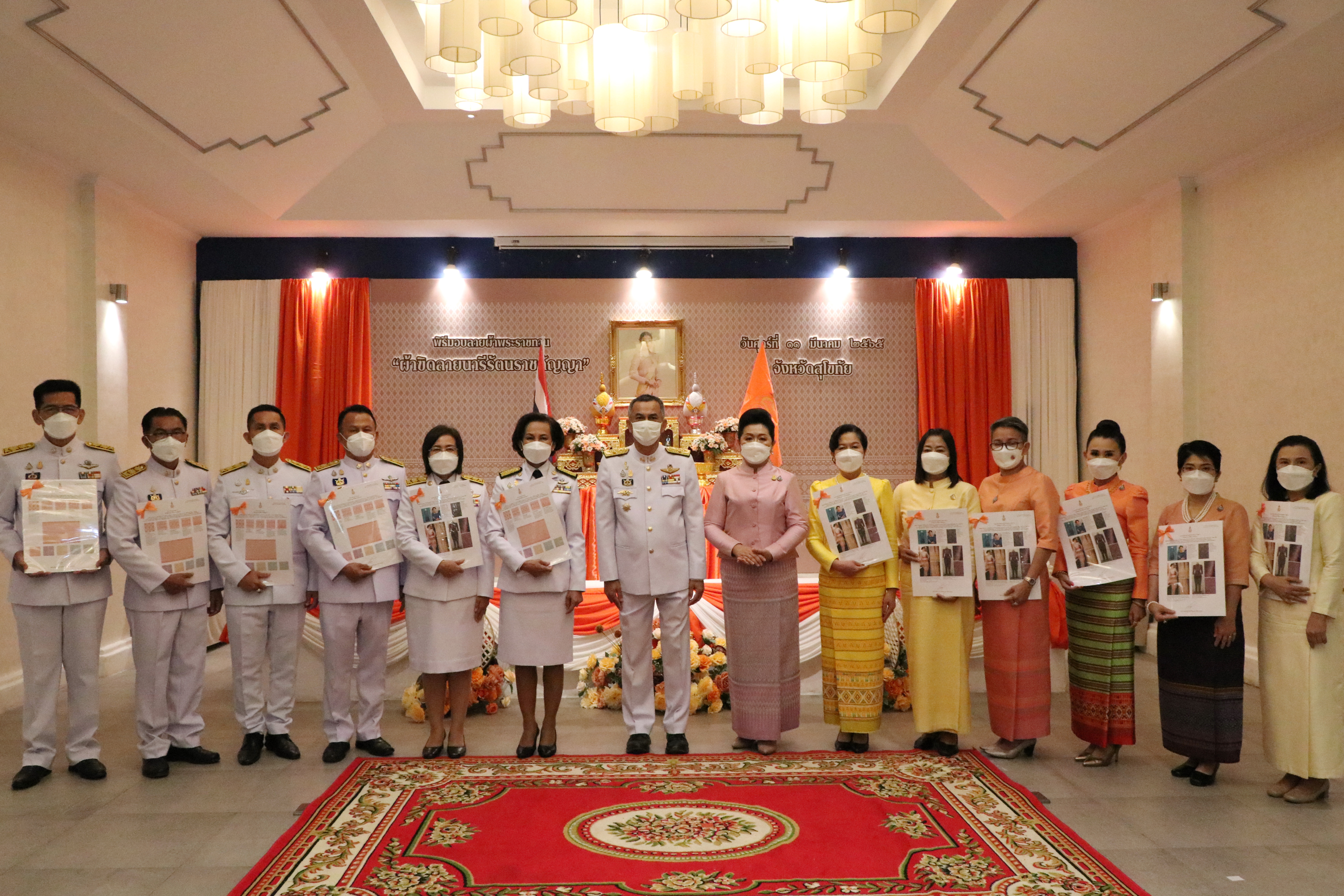 จังหวัดสุโขทัย ทำ 1 ต้องได้มากกว่า 1 จัดพิธีมอบแบบลายผ้าพระราชทาน “ผ้าขิดลายนารีรัตนราชกัญญา”  เพื่อใช้เป็นต้นแบบในการพัฒนาลวดลายผ้าไทยให้เกิดความหลากหลายและร่วมสมัย ก้าวสู่ระดับสากล