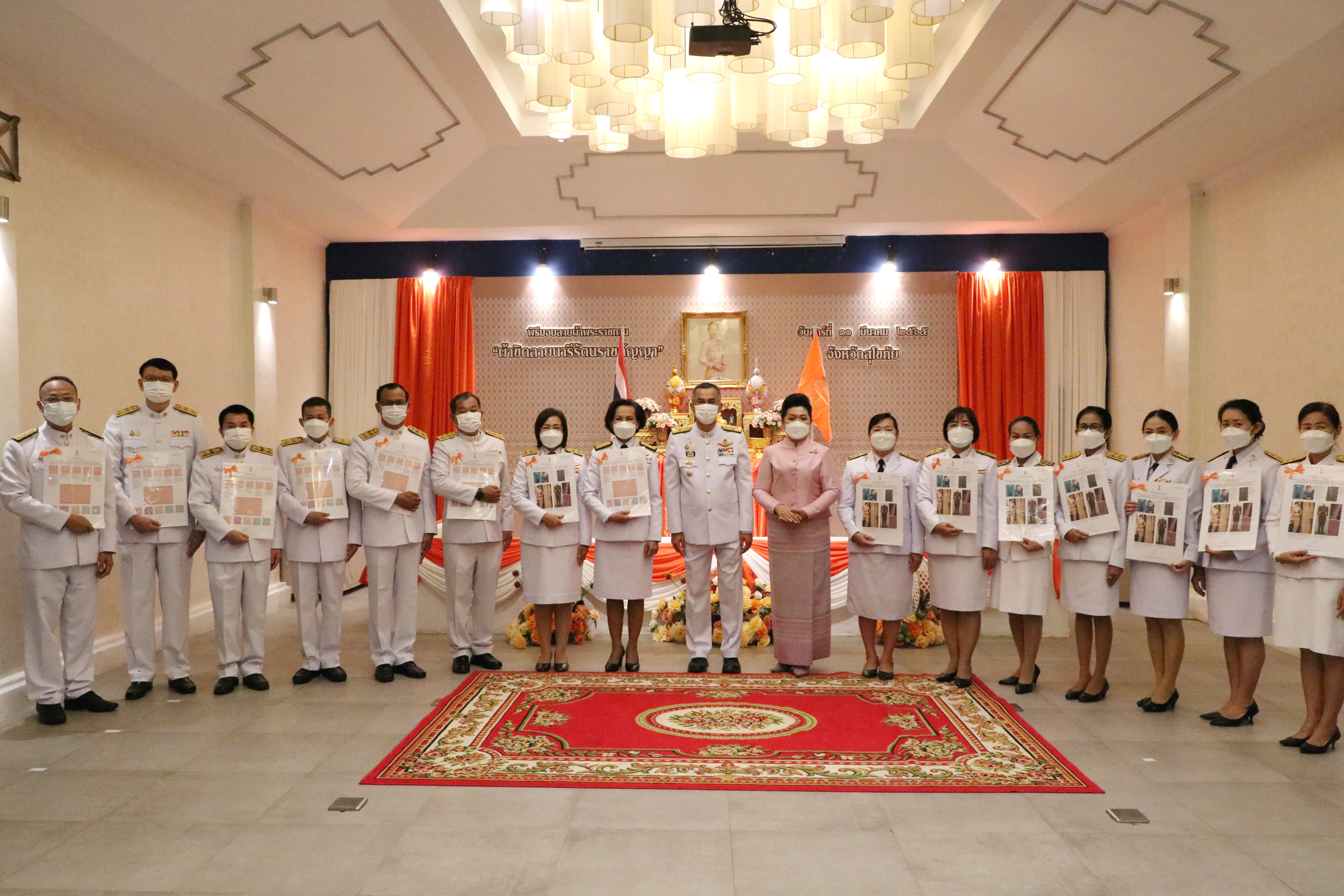 จังหวัดสุโขทัย ทำ 1 ต้องได้มากกว่า 1 จัดพิธีมอบแบบลายผ้าพระราชทาน “ผ้าขิดลายนารีรัตนราชกัญญา”  เพื่อใช้เป็นต้นแบบในการพัฒนาลวดลายผ้าไทยให้เกิดความหลากหลายและร่วมสมัย ก้าวสู่ระดับสากล