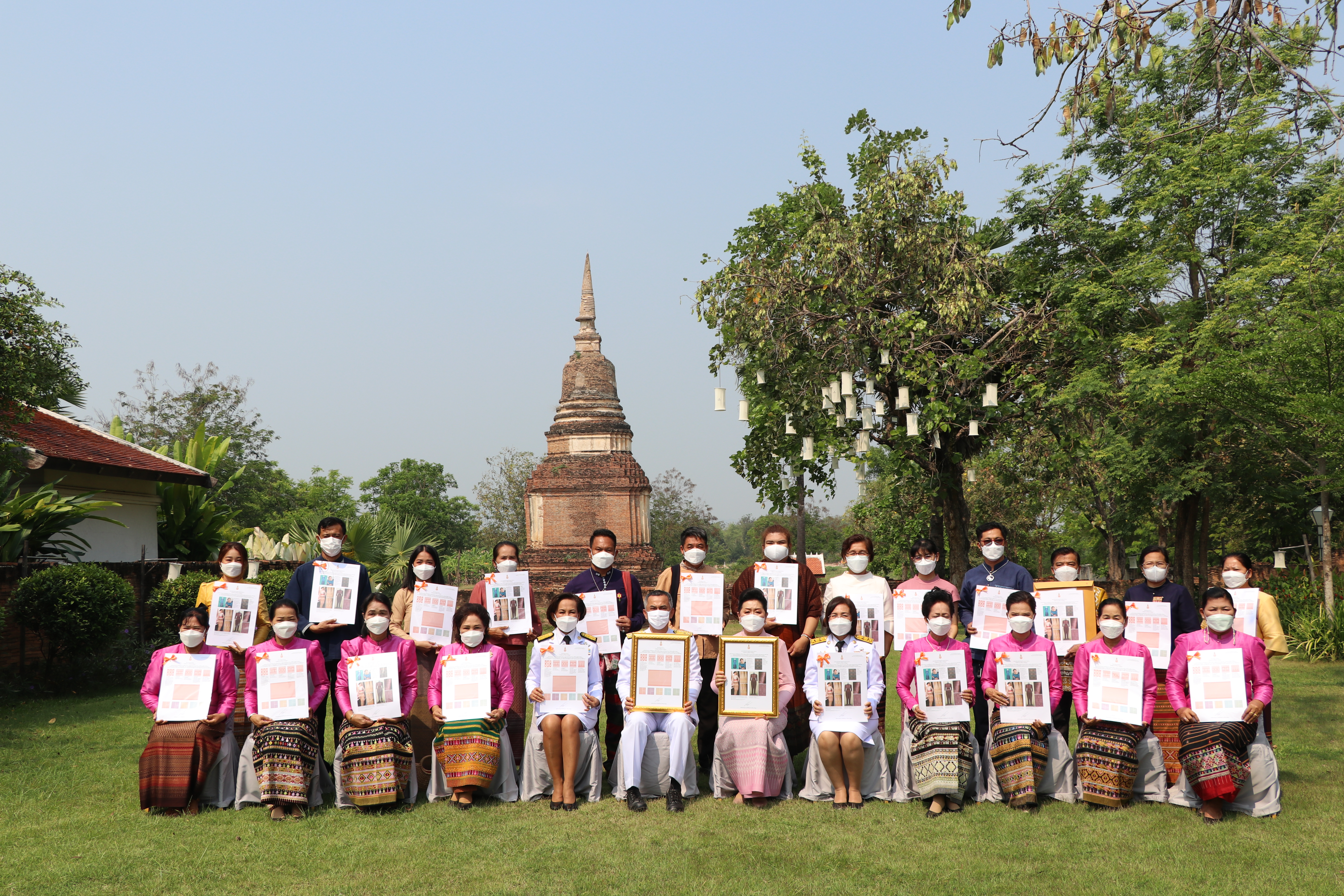 จังหวัดสุโขทัย ทำ 1 ต้องได้มากกว่า 1 จัดพิธีมอบแบบลายผ้าพระราชทาน “ผ้าขิดลายนารีรัตนราชกัญญา”  เพื่อใช้เป็นต้นแบบในการพัฒนาลวดลายผ้าไทยให้เกิดความหลากหลายและร่วมสมัย ก้าวสู่ระดับสากล