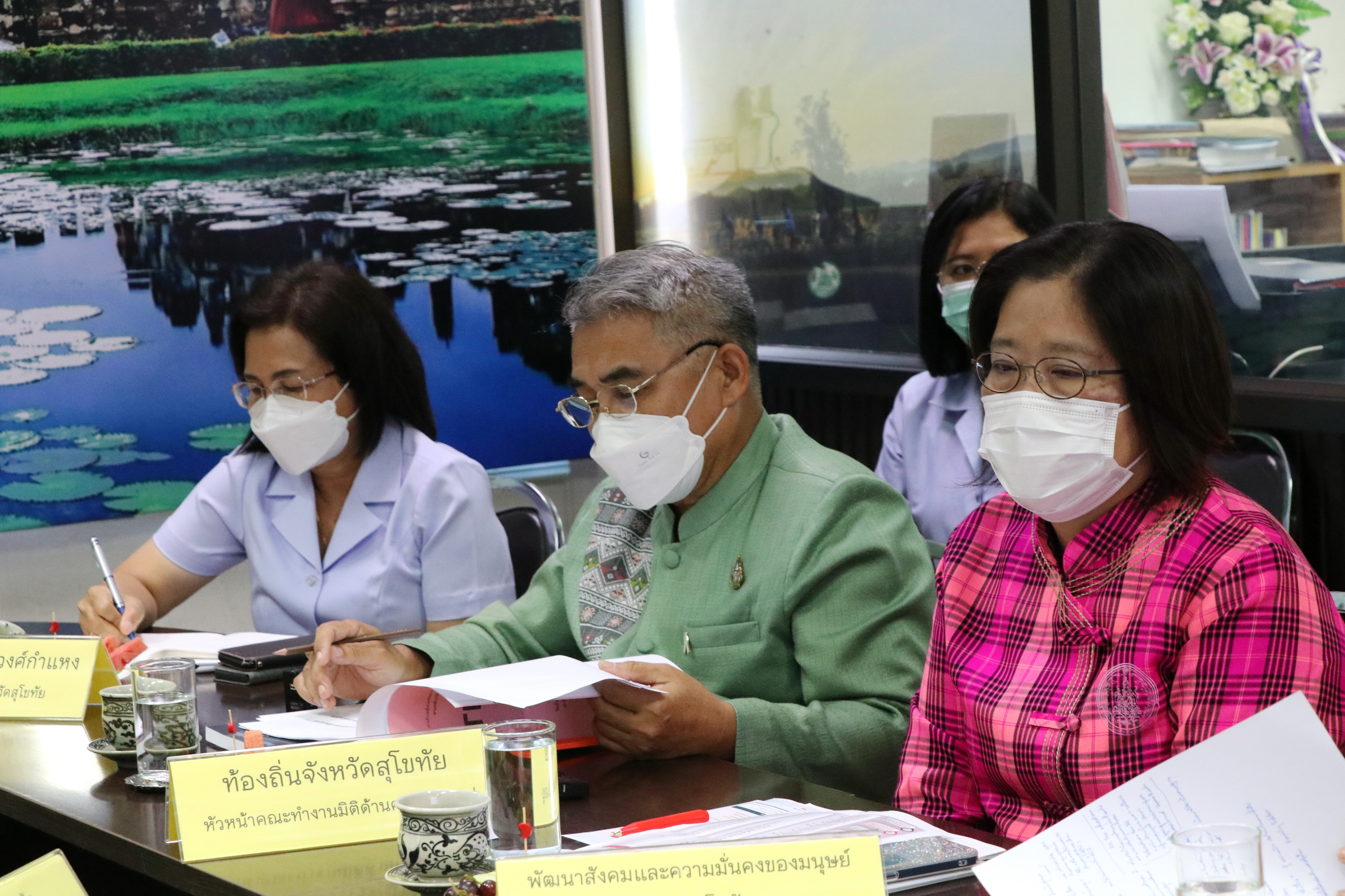 จังหวัดสุโขทัย ทำ 1 ต้องได้มากกว่า 1  ขานรับ นโยบายรัฐบาล เร่งขับเคลื่อนการขจัดความยากจนและพัฒนาคนทุกช่วงวัยอย่างยั่งยืนตามหลักปรัชญาของเศรษฐกิจพอเพียง สร้างคุณภาพชีวิตที่ดีให้ประชาชนชาวจังหวัดสุโขทัย “อยู่รอด พอเพียง และยั่งยืน” ผ่านระบบออนไลน์ Google Meet