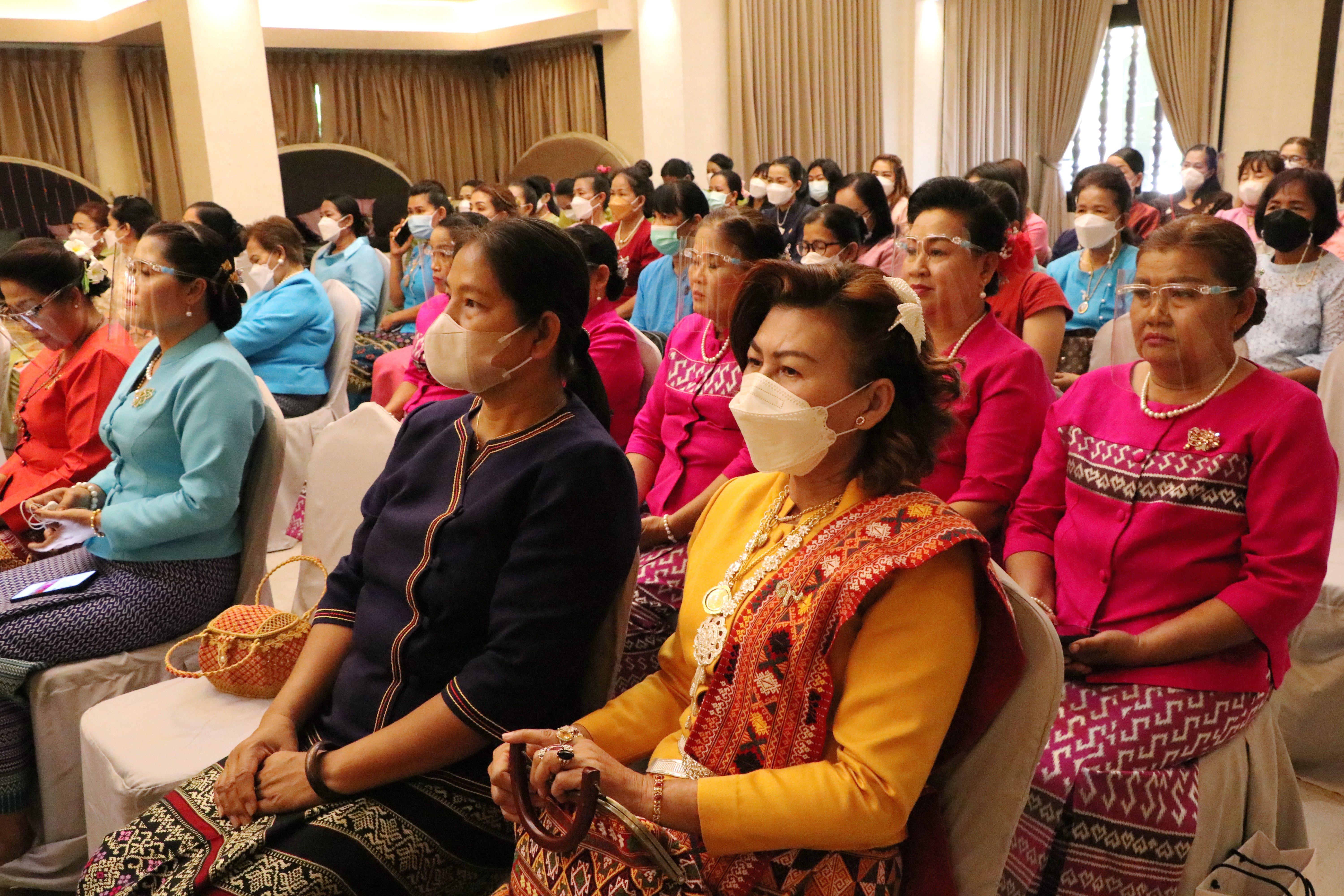 จังหวัดสุโขทัย ทำ 1 ต้องได้มากกว่า 1 รวมพลังสตรีสุโขทัย สืบสานอนุรักษ์ศิลป์ผ้าถิ่นไทย จัดงานวันสตรีสากล ประจำปี 2565