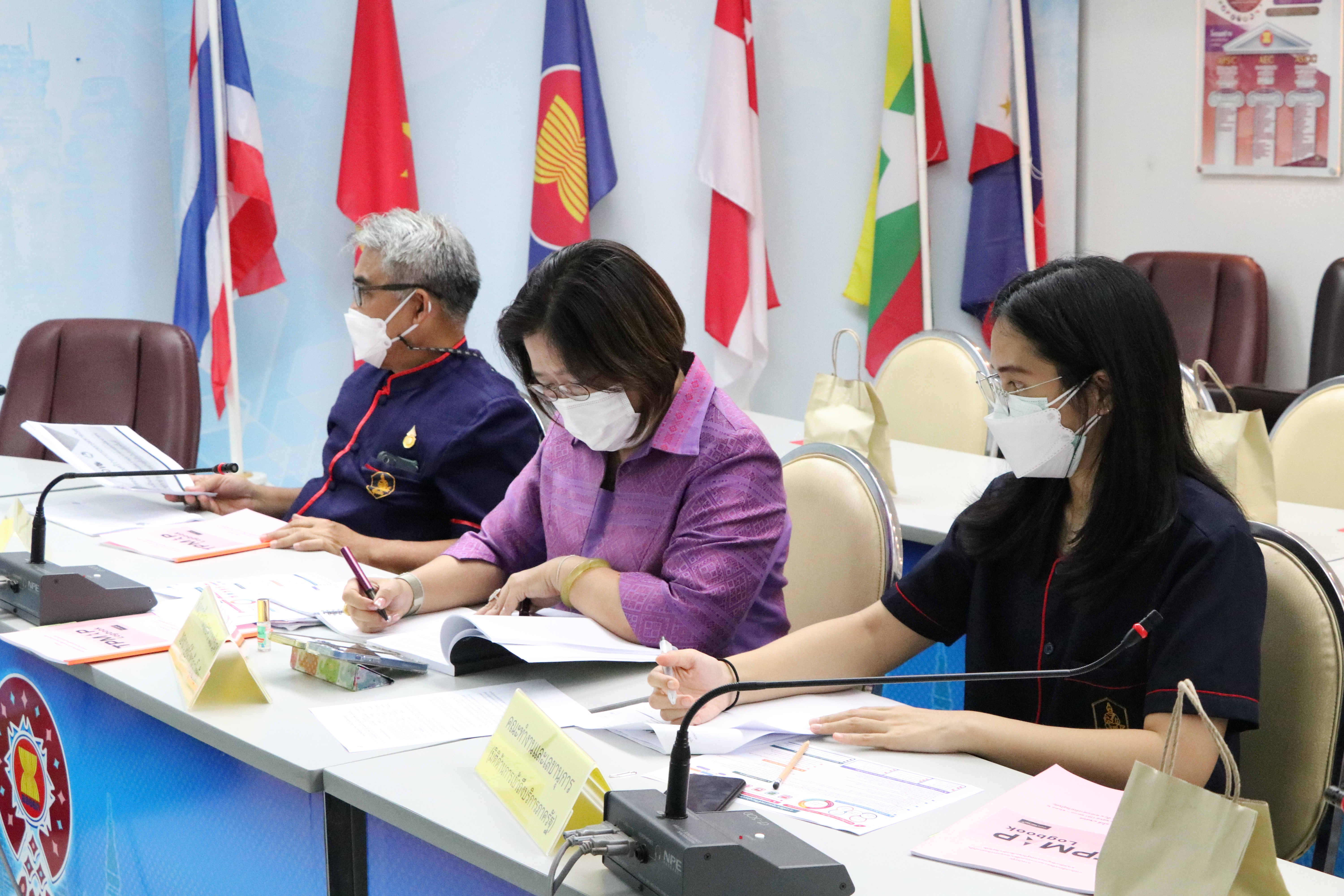 สุโขทัย ทำ 1 ต้องได้มากกว่า 1  ขานรับ นโยบายรัฐบาล เร่งขับเคลื่อนการขจัดความยากจนและพัฒนาคนทุกช่วงวัยอย่างยั่งยืนตามหลักปรัชญาของเศรษฐกิจพอเพียง สร้างคุณภาพชีวิตที่ดีให้ประชาชนชาวจังหวัดสุโขทัย “อยู่รอด พอเพียง และยั่งยืน”