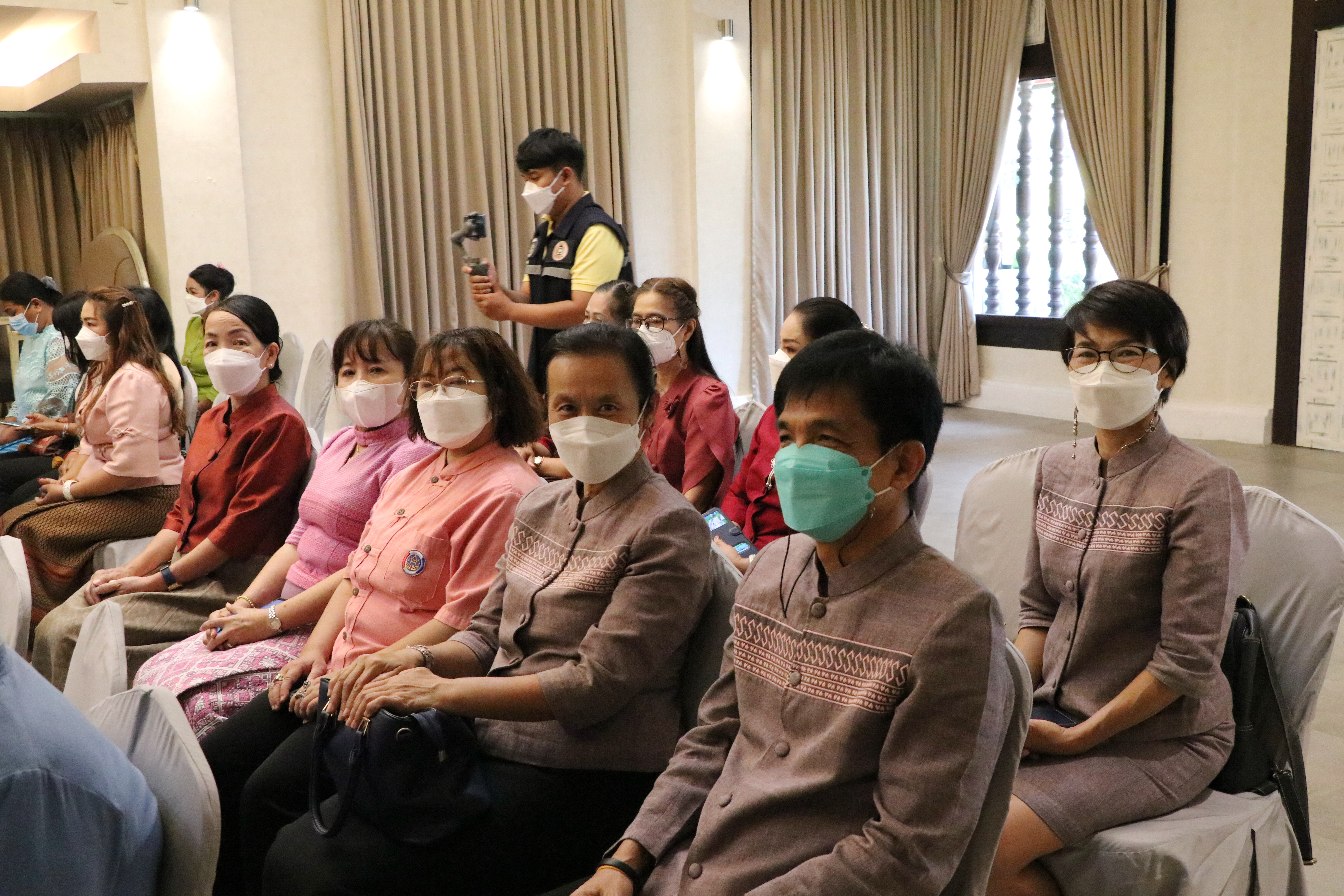 จังหวัดสุโขทัย ทำ 1 ต้องได้มากกว่า 1 รวมพลังสตรีสุโขทัย สืบสานอนุรักษ์ศิลป์ผ้าถิ่นไทย จัดงานวันสตรีสากล ประจำปี 2565