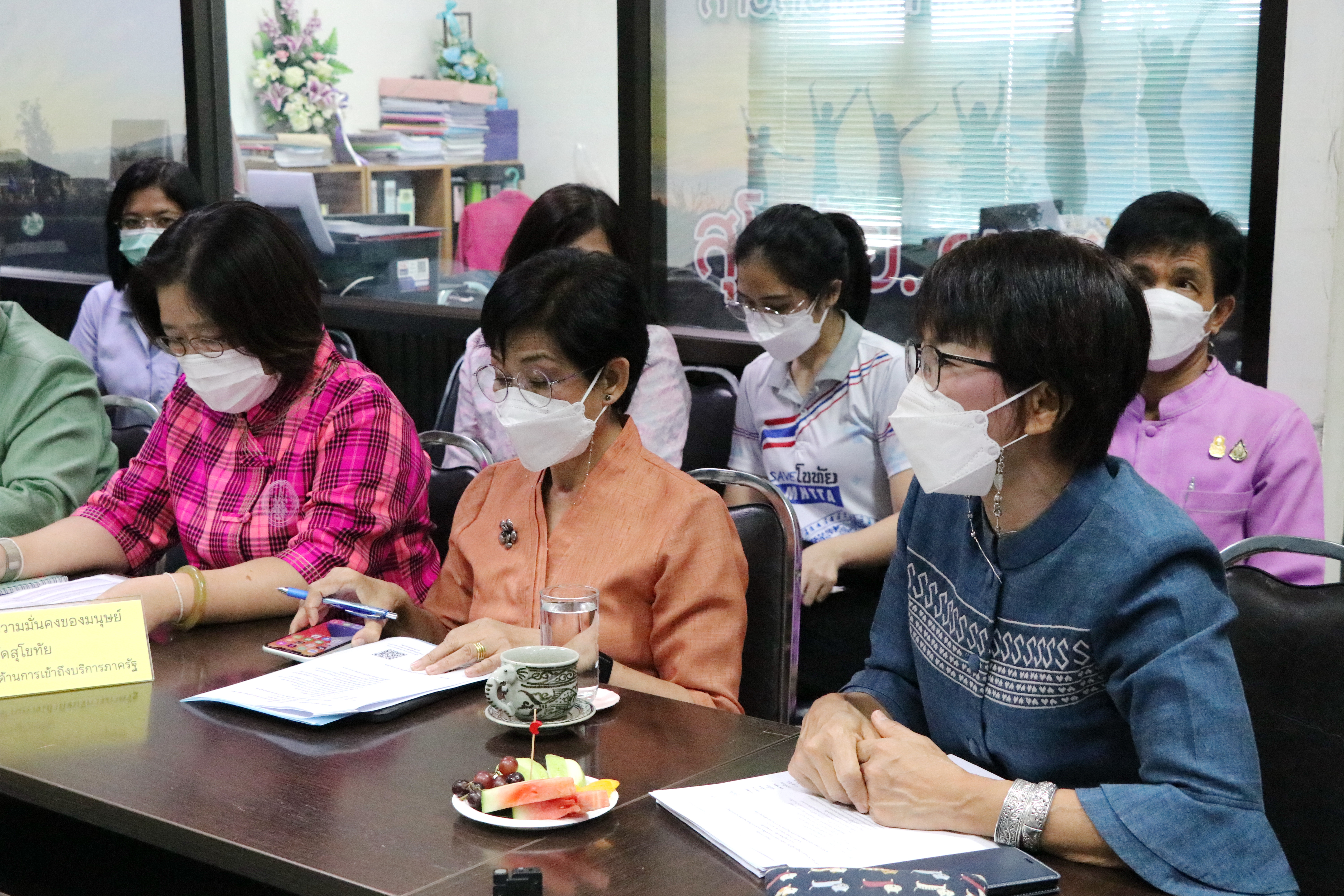 จังหวัดสุโขทัย ทำ 1 ต้องได้มากกว่า 1  ขานรับ นโยบายรัฐบาล เร่งขับเคลื่อนการขจัดความยากจนและพัฒนาคนทุกช่วงวัยอย่างยั่งยืนตามหลักปรัชญาของเศรษฐกิจพอเพียง สร้างคุณภาพชีวิตที่ดีให้ประชาชนชาวจังหวัดสุโขทัย “อยู่รอด พอเพียง และยั่งยืน” ผ่านระบบออนไลน์ Google Meet