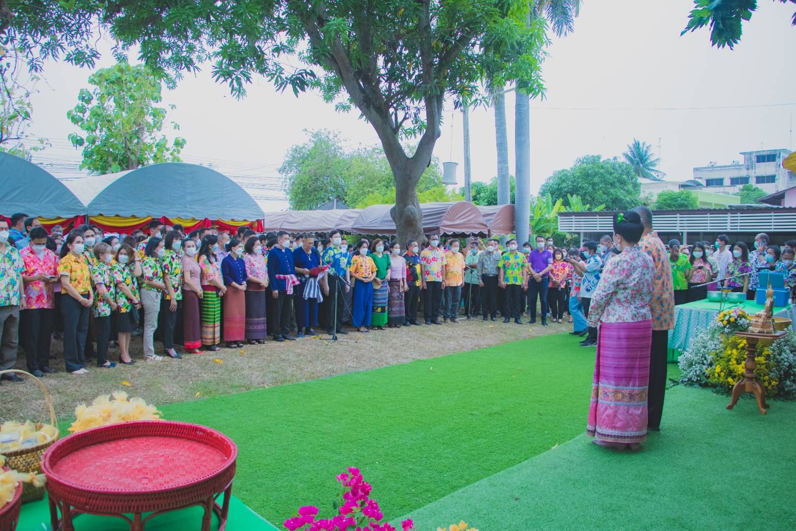 คณะข้าราชการสำนักงานพัฒนาชุมชนจังหวัดสุโขทัย ทำ 1 ต้องได้มากกว่า 1 ร่วมพิธีรดน้ำดำหัวขอพรผู้ว่าราชการจังหวัดสุโขทัย เนื่องในประเพณีสงกรานต์ ปีใหม่ไทย 2565”