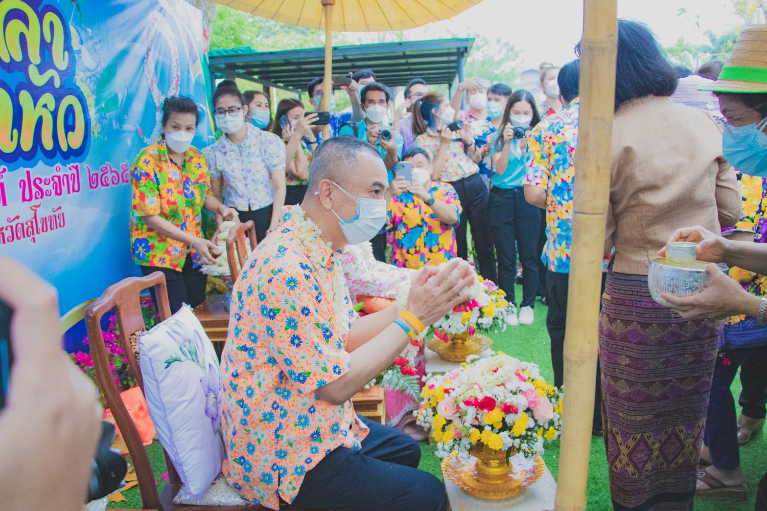 คณะข้าราชการสำนักงานพัฒนาชุมชนจังหวัดสุโขทัย ทำ 1 ต้องได้มากกว่า 1 ร่วมพิธีรดน้ำดำหัวขอพรผู้ว่าราชการจังหวัดสุโขทัย เนื่องในประเพณีสงกรานต์ ปีใหม่ไทย 2565”