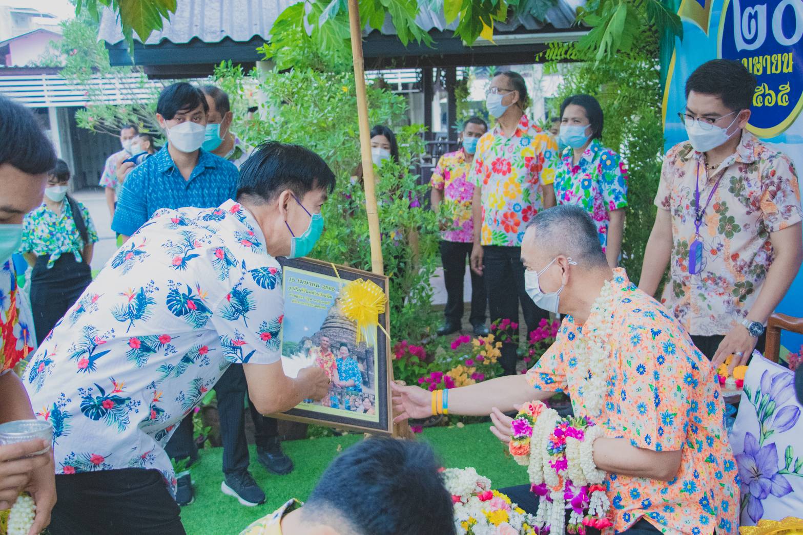 คณะข้าราชการสำนักงานพัฒนาชุมชนจังหวัดสุโขทัย ทำ 1 ต้องได้มากกว่า 1 ร่วมพิธีรดน้ำดำหัวขอพรผู้ว่าราชการจังหวัดสุโขทัย เนื่องในประเพณีสงกรานต์ ปีใหม่ไทย 2565”