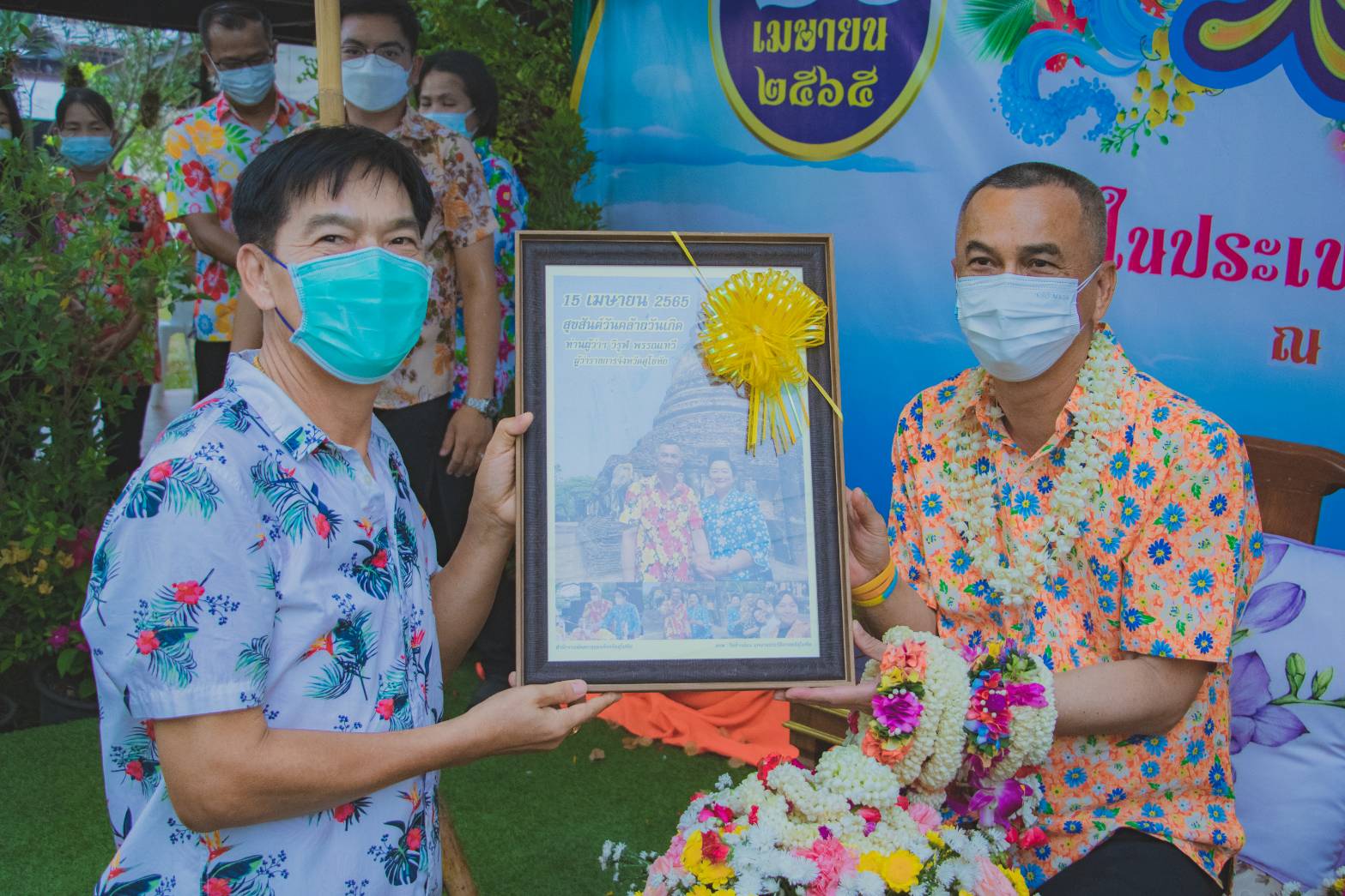 คณะข้าราชการสำนักงานพัฒนาชุมชนจังหวัดสุโขทัย ทำ 1 ต้องได้มากกว่า 1 ร่วมพิธีรดน้ำดำหัวขอพรผู้ว่าราชการจังหวัดสุโขทัย เนื่องในประเพณีสงกรานต์ ปีใหม่ไทย 2565”