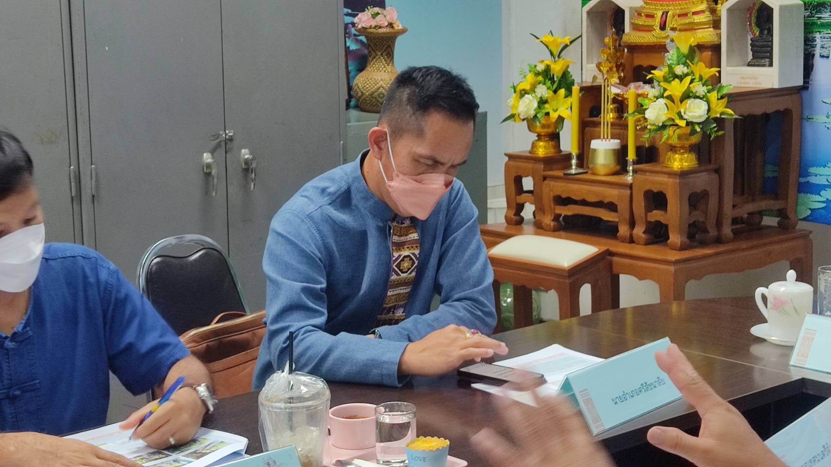 พช.สุโขทัย ทำ 1 ต้องได้มากกว่า 1 ประชุมคณะทำงานจัดทำผ้าทออัตลักษณ์ประจำท้องถิ่น เพื่อถวายสมเด็จพระนางเจ้าสิริกิติ์ พระบรมราชินีนาถ พระบรมราชชนนีพันปีหลวง และสมเด็จพระนางเจ้าสุทิดา พัชรสุธาพิมลลักษณ์ พระบรมราชินี